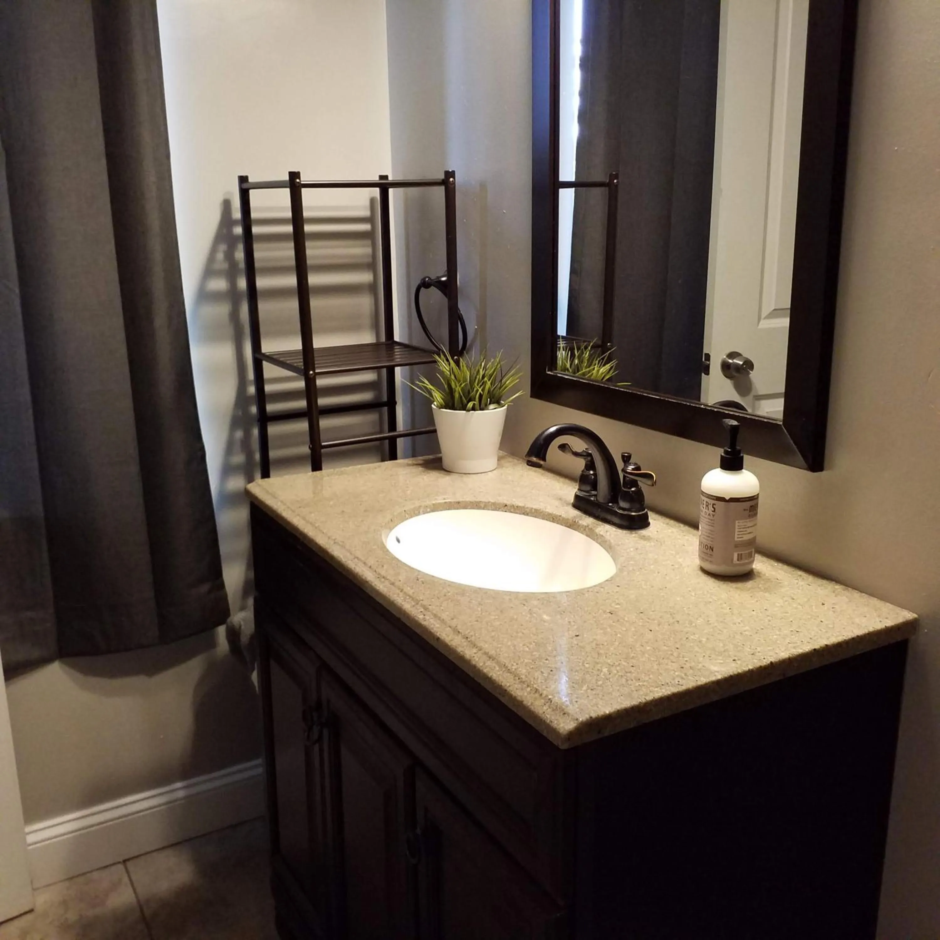 Bathroom in Fairmount House Free Street Parking Quiet Spacious