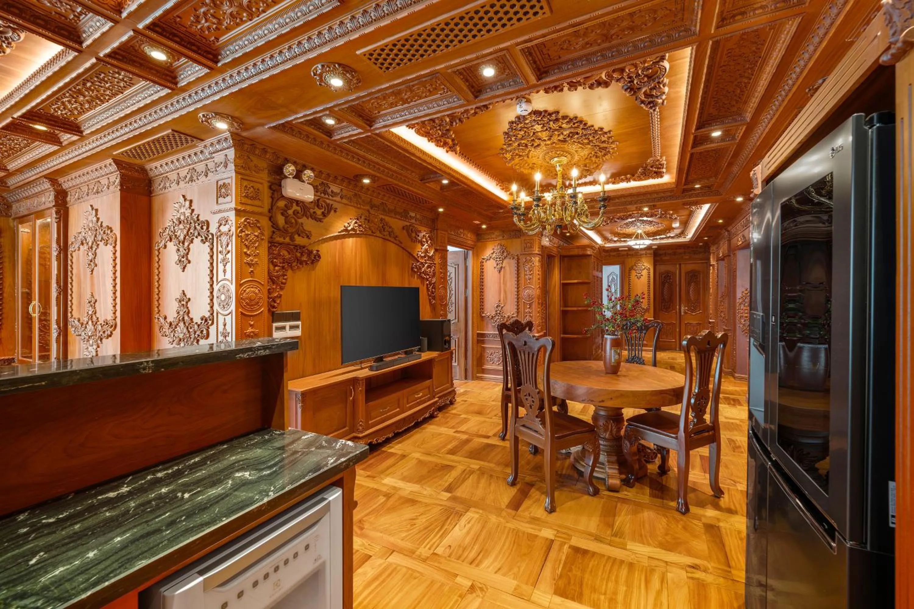 TV and multimedia in Monalisa Luxury Hotel