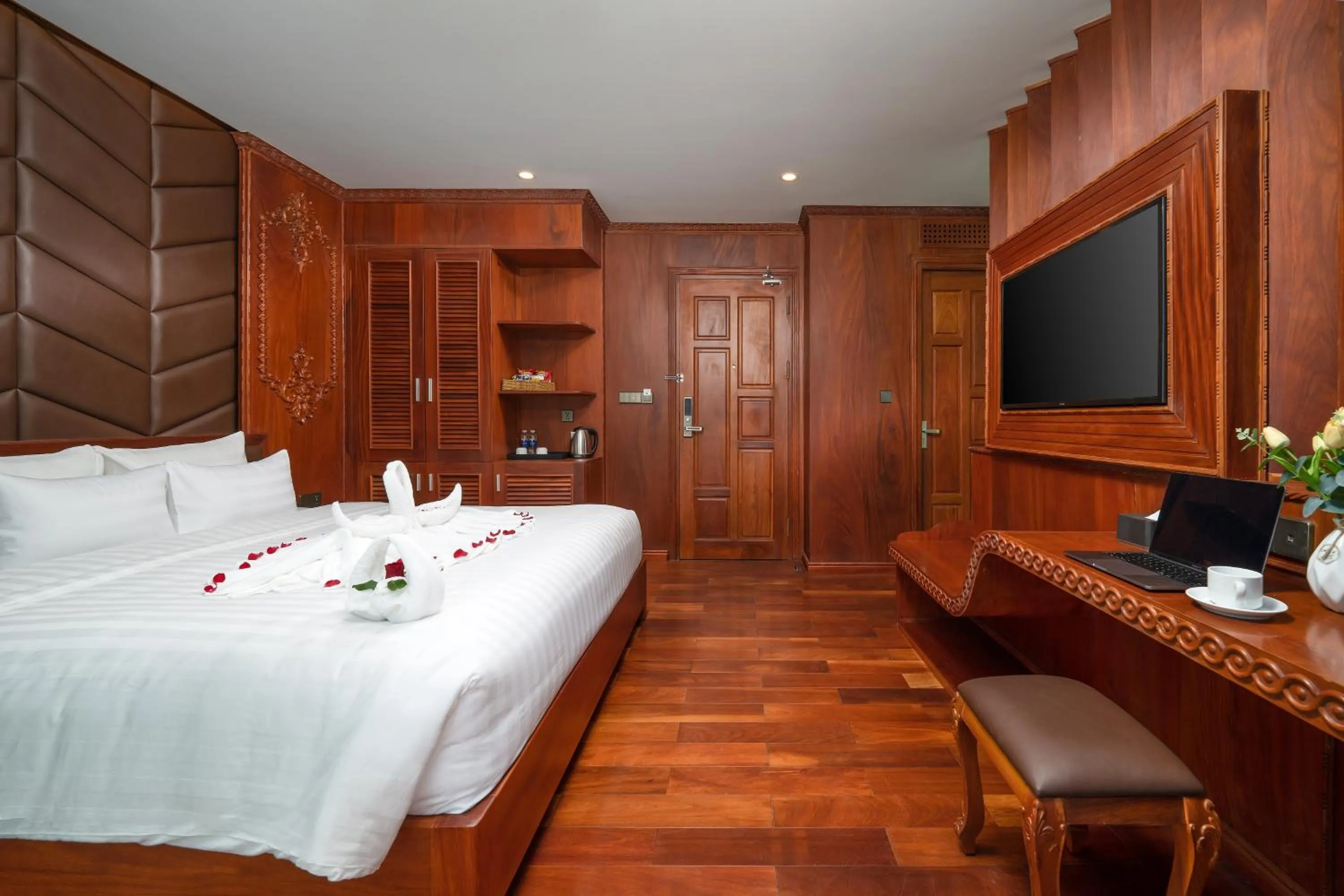 Bed in Monalisa Luxury Hotel