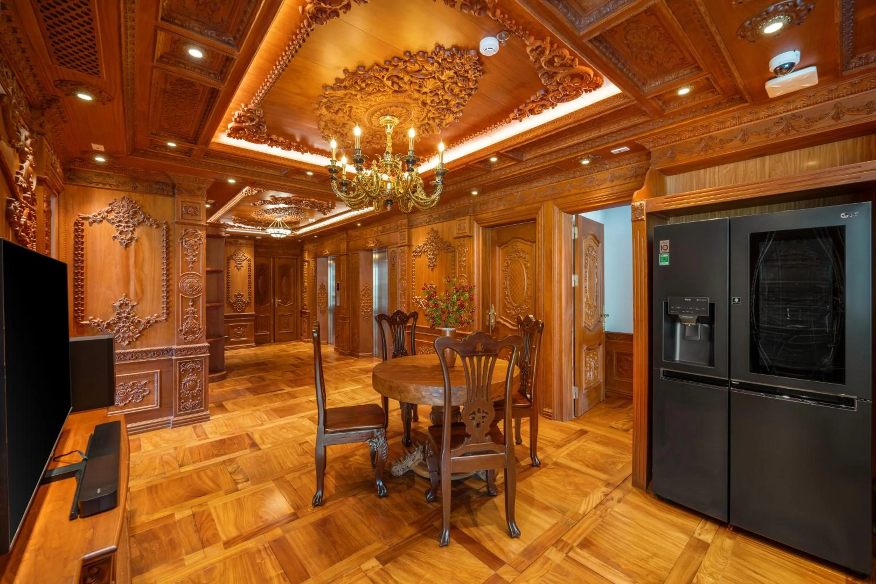 TV and multimedia in Monalisa Luxury Hotel