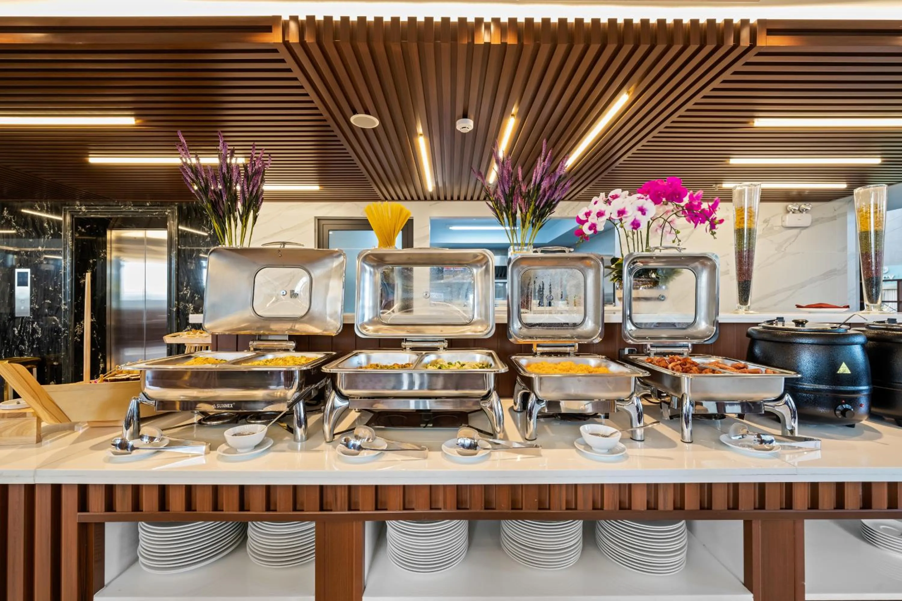 Restaurant/places to eat in Monalisa Luxury Hotel