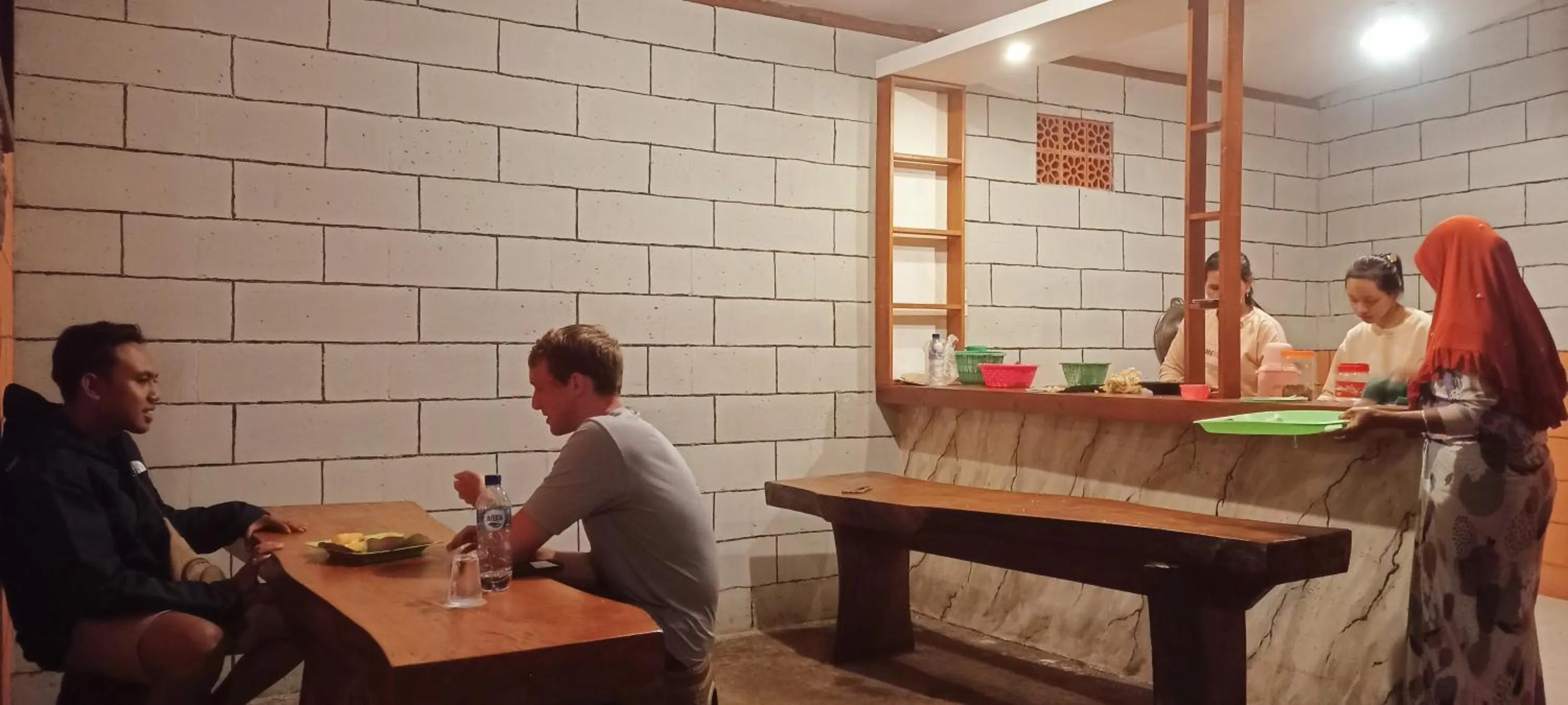 Restaurant/places to eat in FAREL HOMESTAY KAWAHIJEN