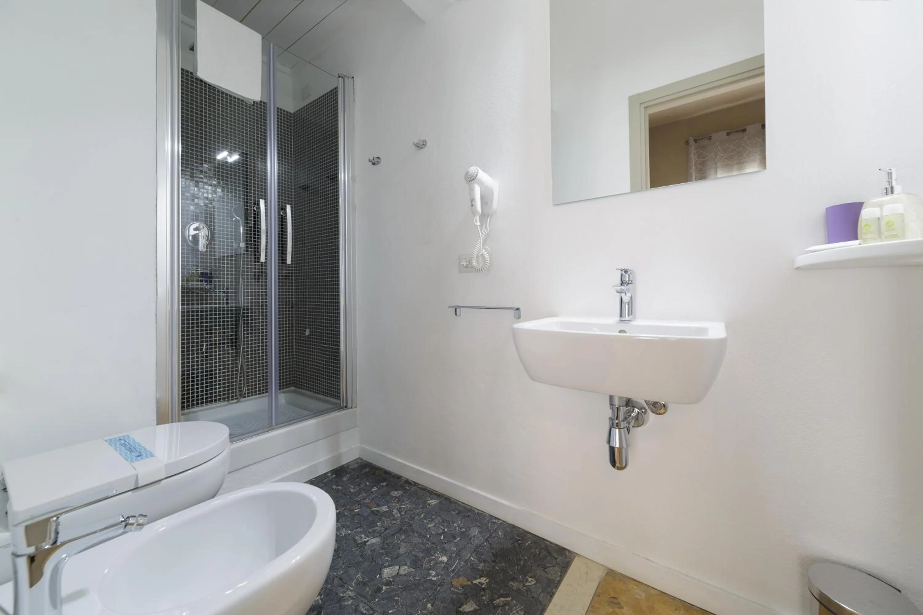 Shower in GUEST HOUSE SONNINO 37 Cagliari