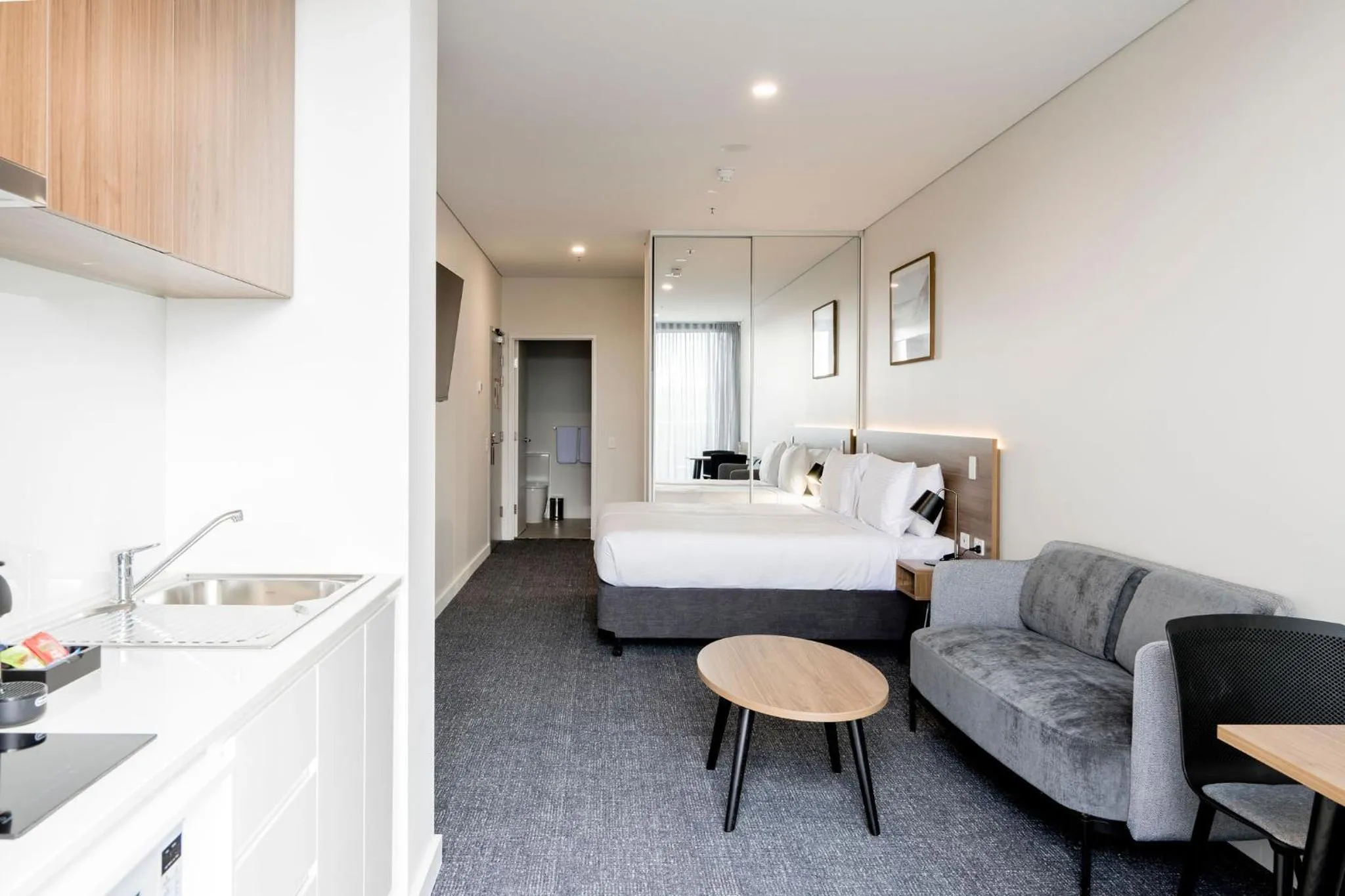 Kitchen or kitchenette, Bed in Durham Serviced Apartments