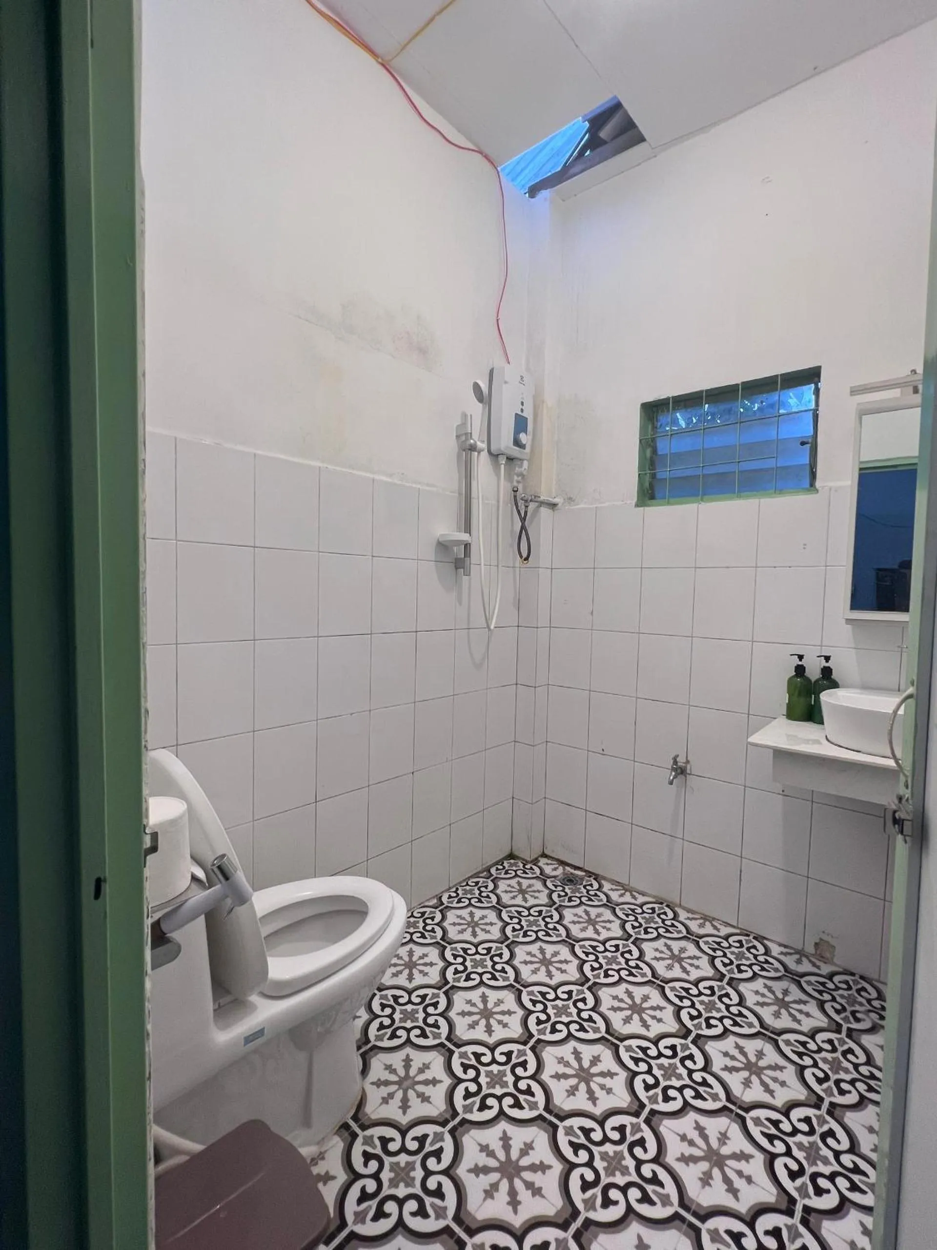 Shower in Anh Quân House