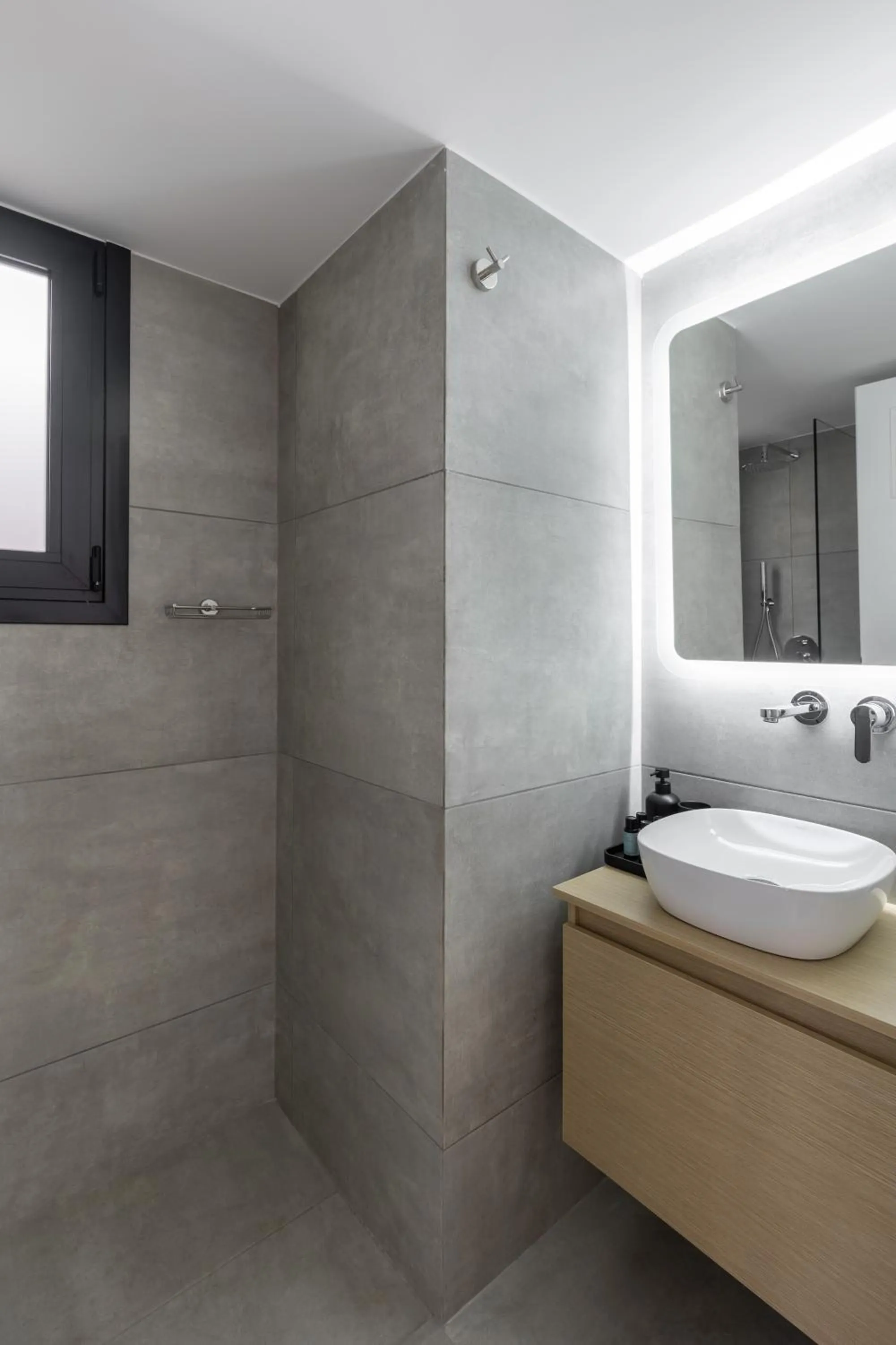 Shower in Elliot Neapoli, Athens