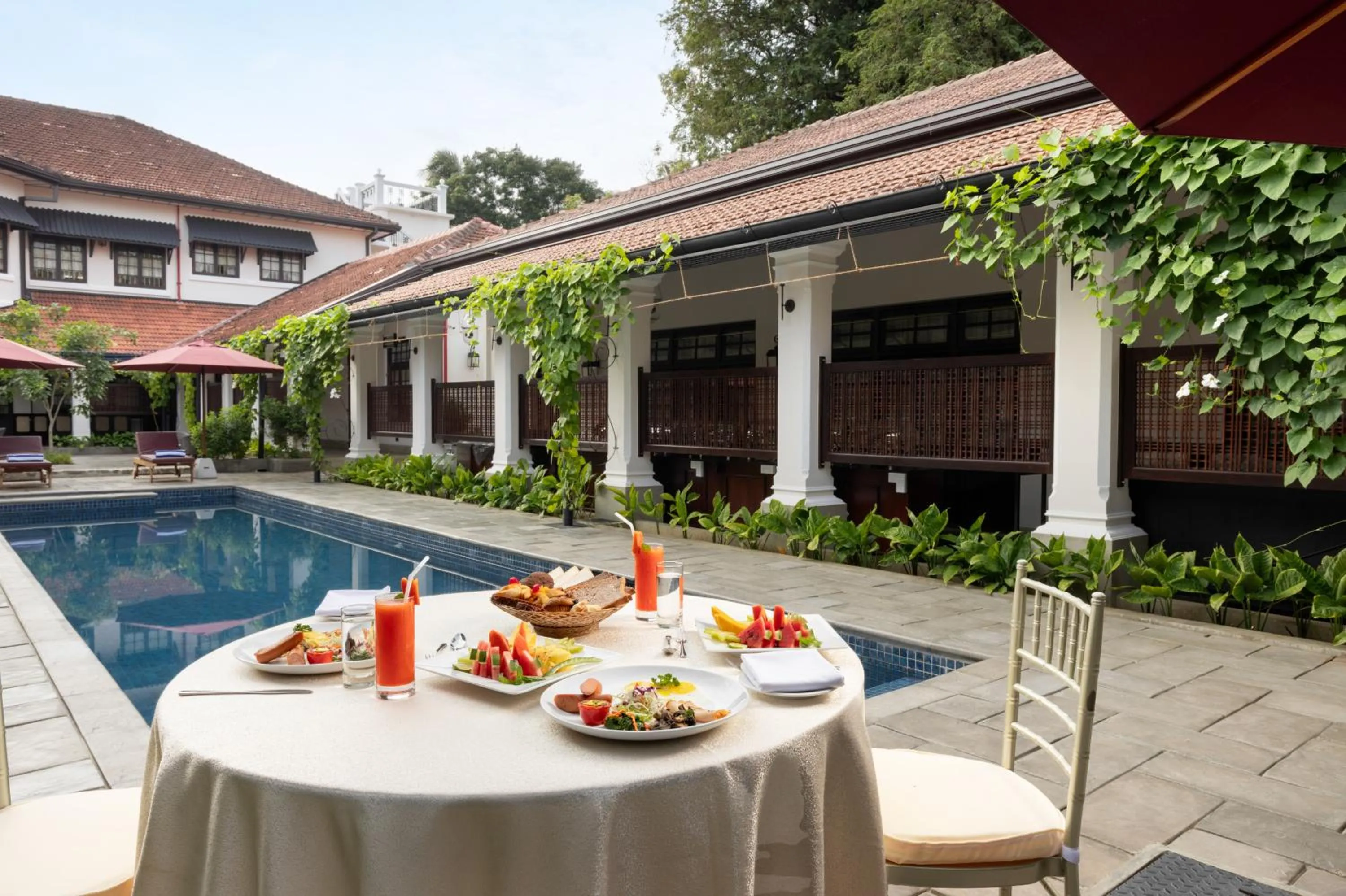 Swimming pool in The Grand Walawwa