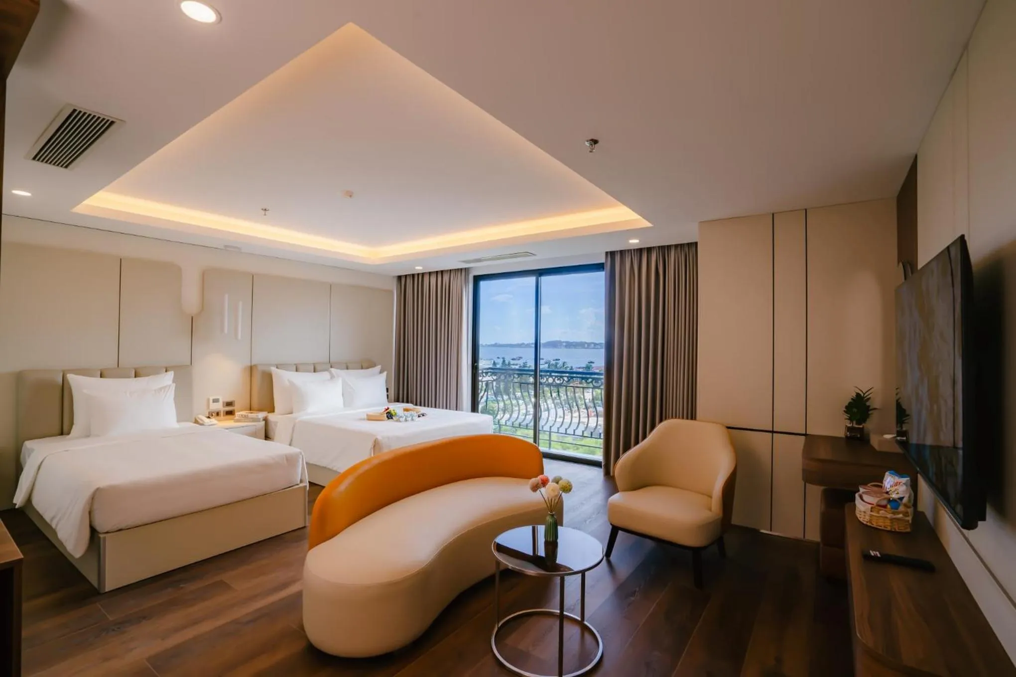 Photo of the whole room, Bed in Danitel Halong