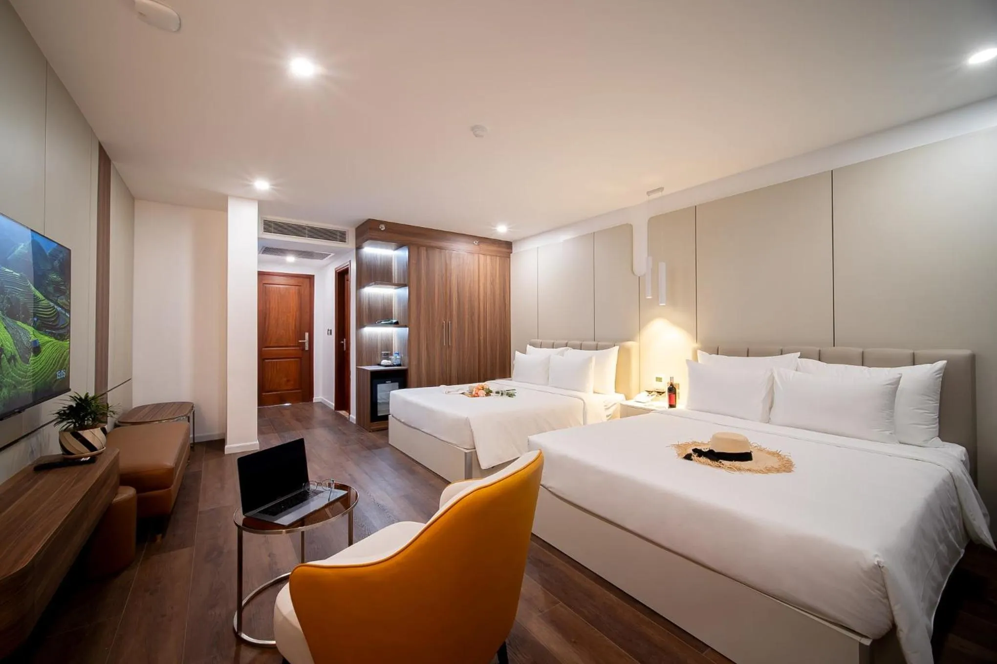 Photo of the whole room, Bed in Danitel Halong