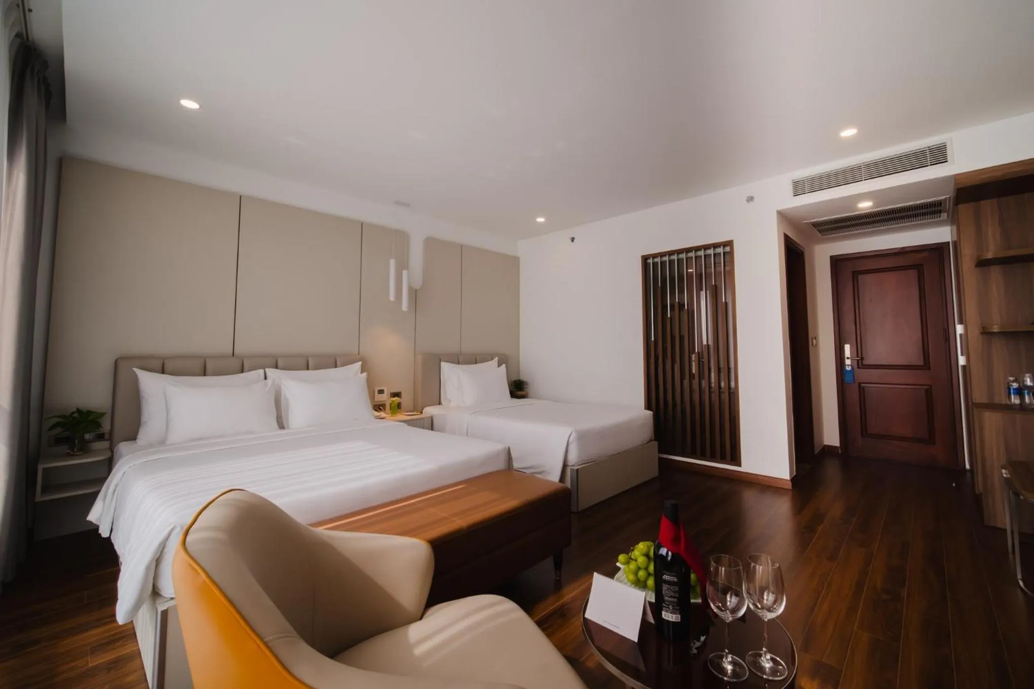 Photo of the whole room, Bed in Danitel Halong