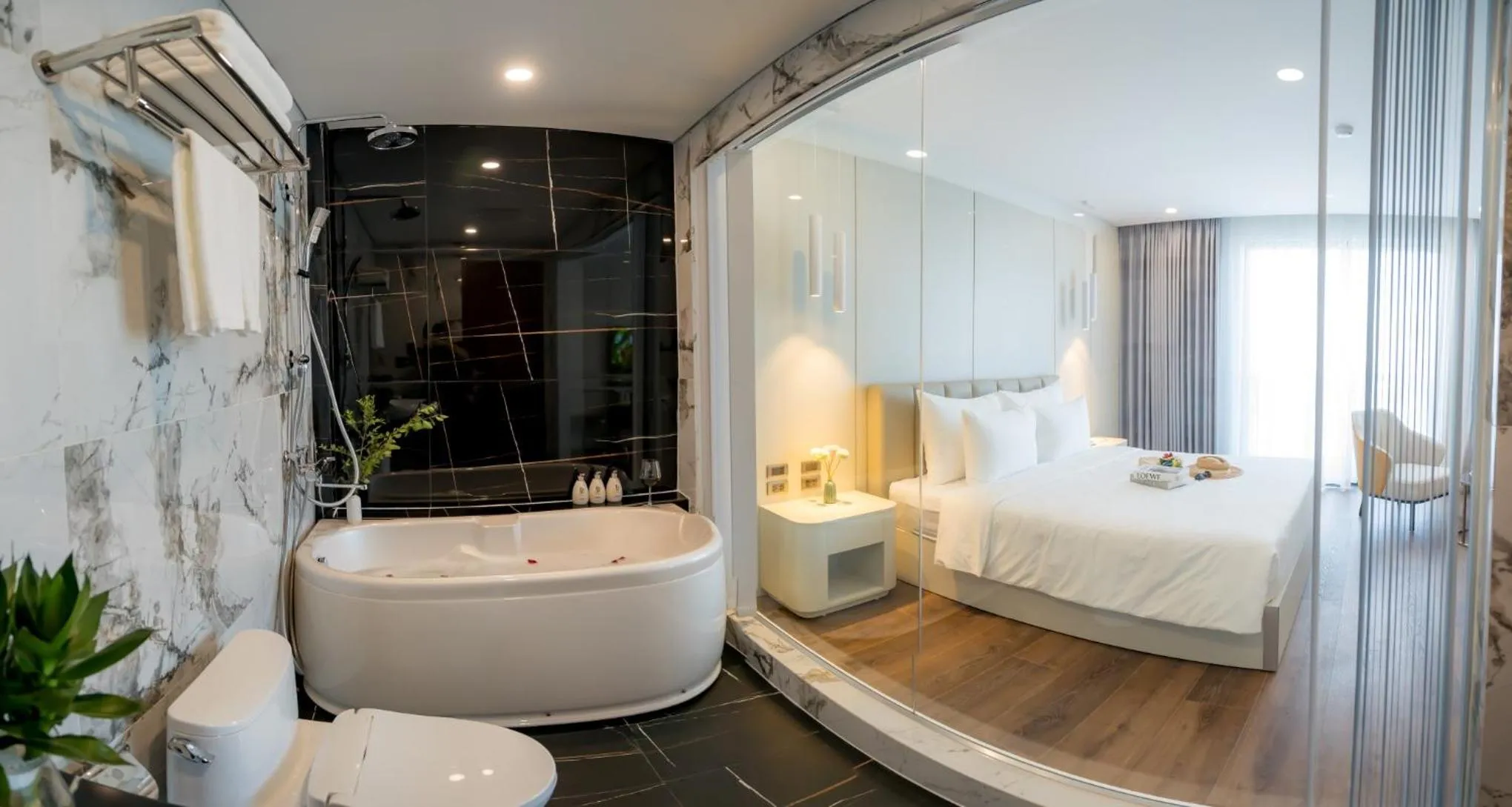 Photo of the whole room, Bed in Danitel Halong