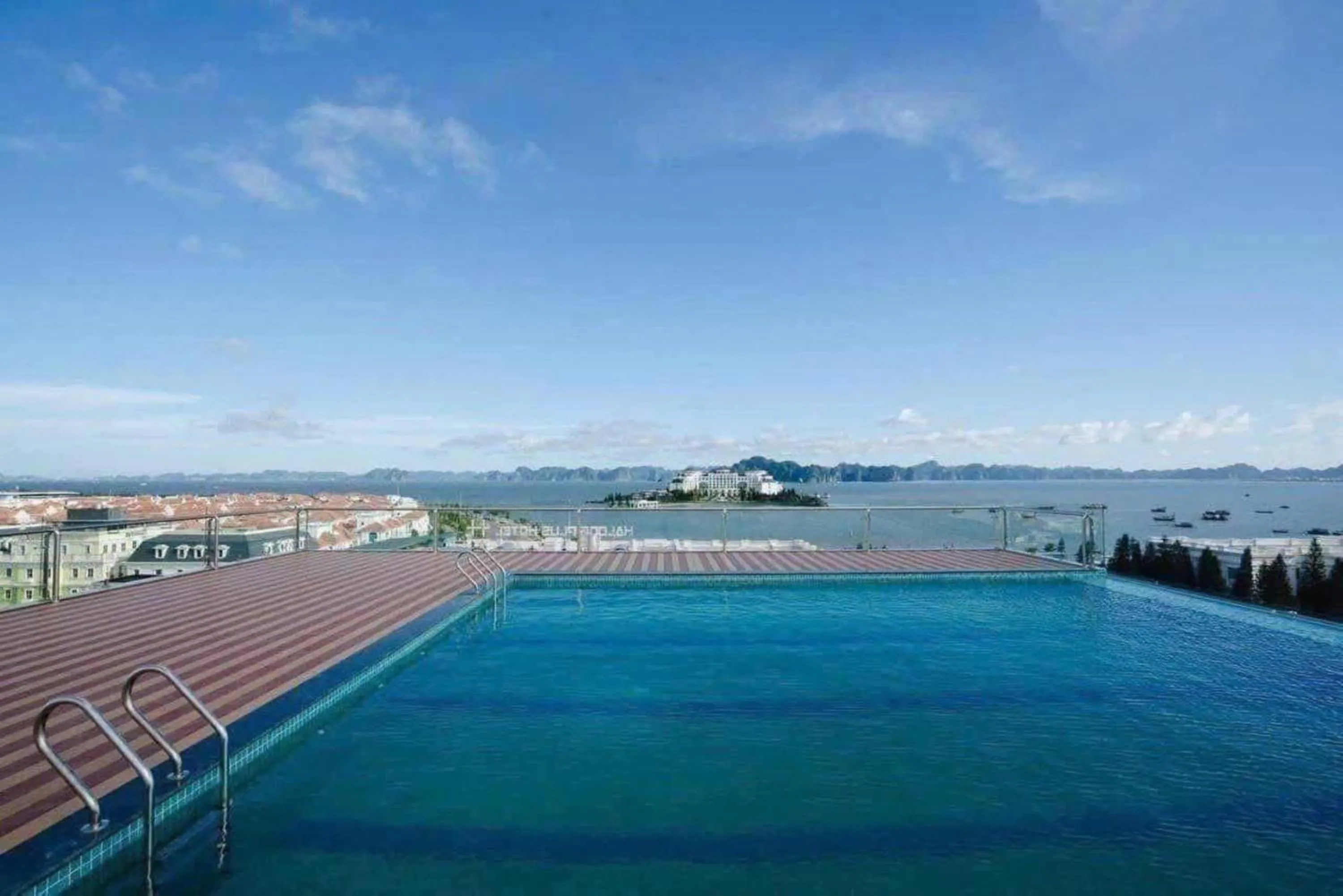 Swimming pool in Danitel Halong