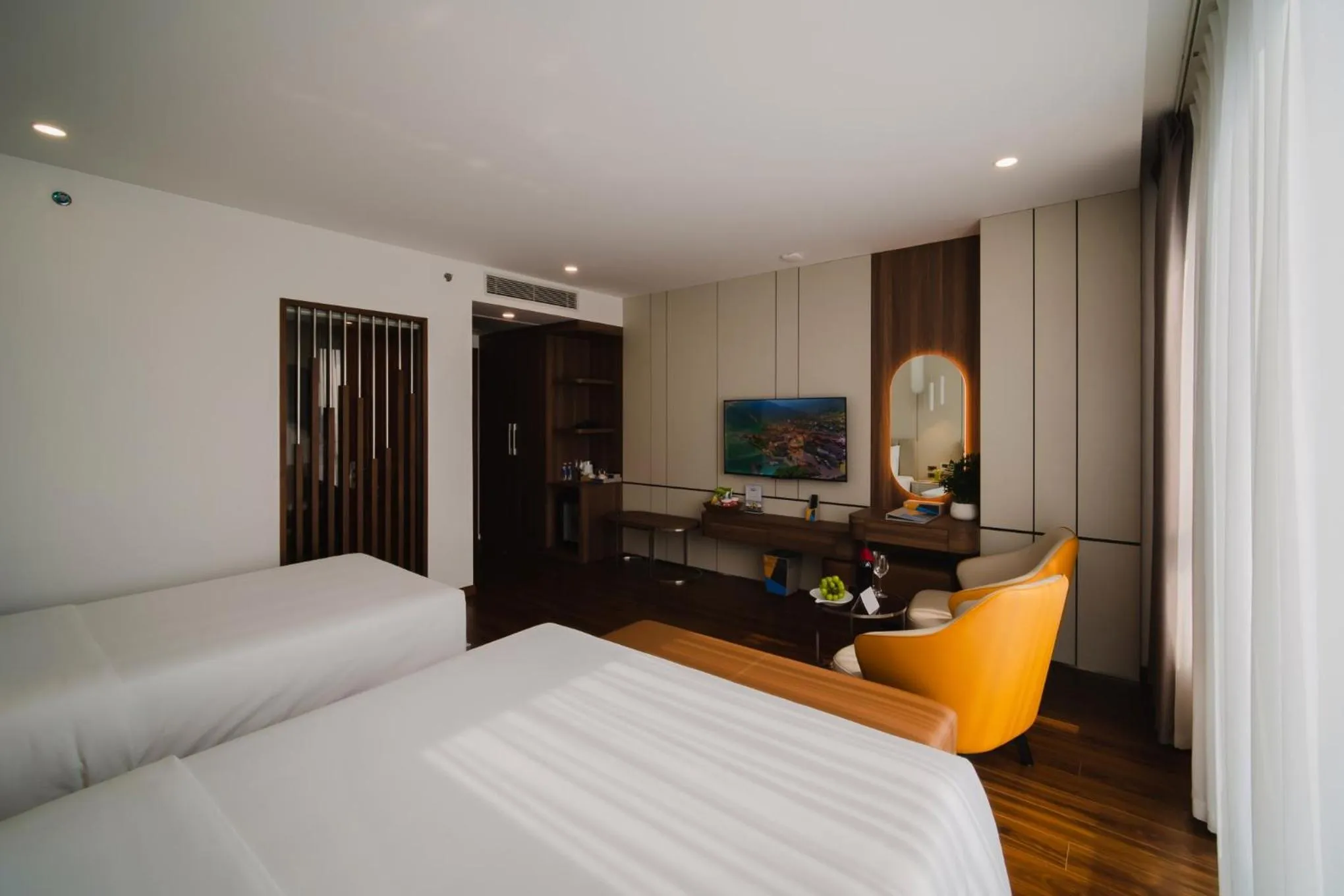 Photo of the whole room, Bed in Danitel Halong