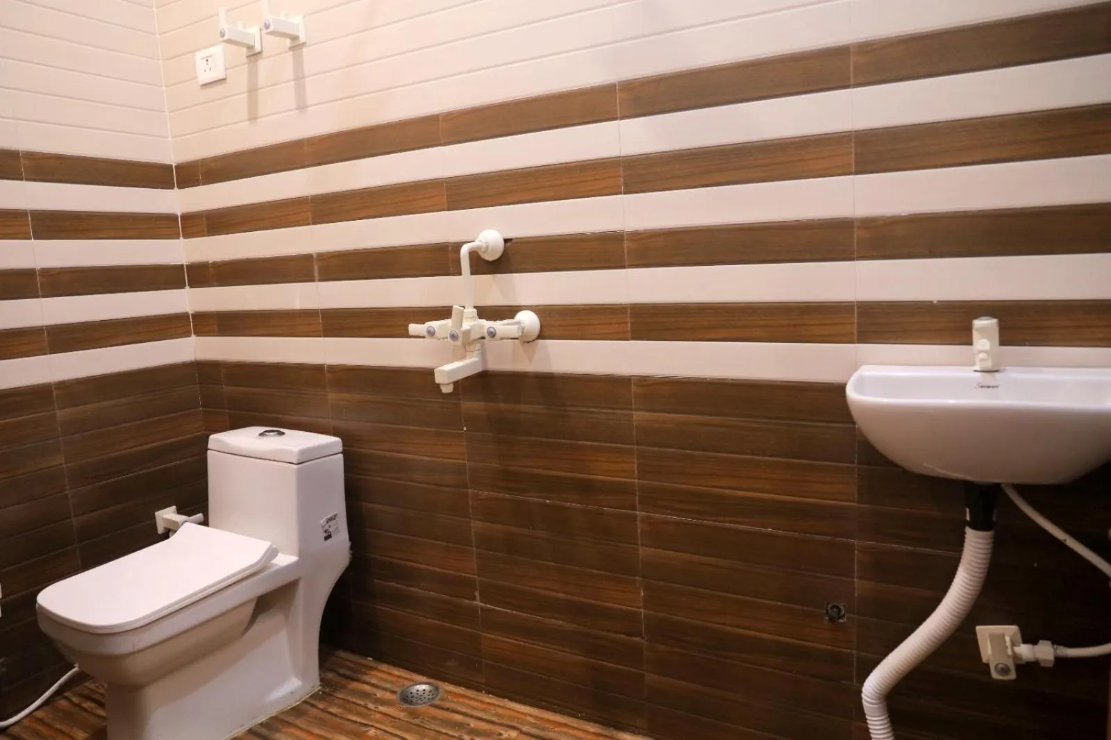 Shower in Hotel Keshavam inn