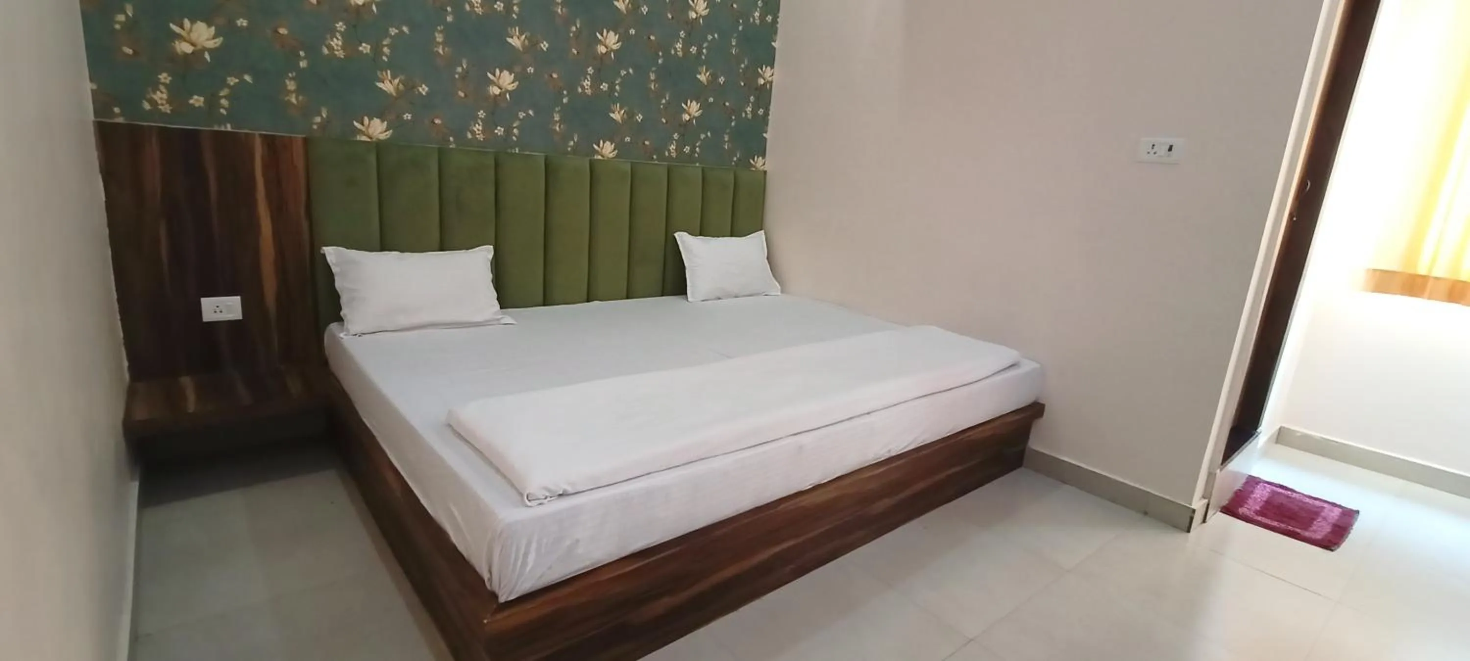 Bed in Hotel Keshavam inn