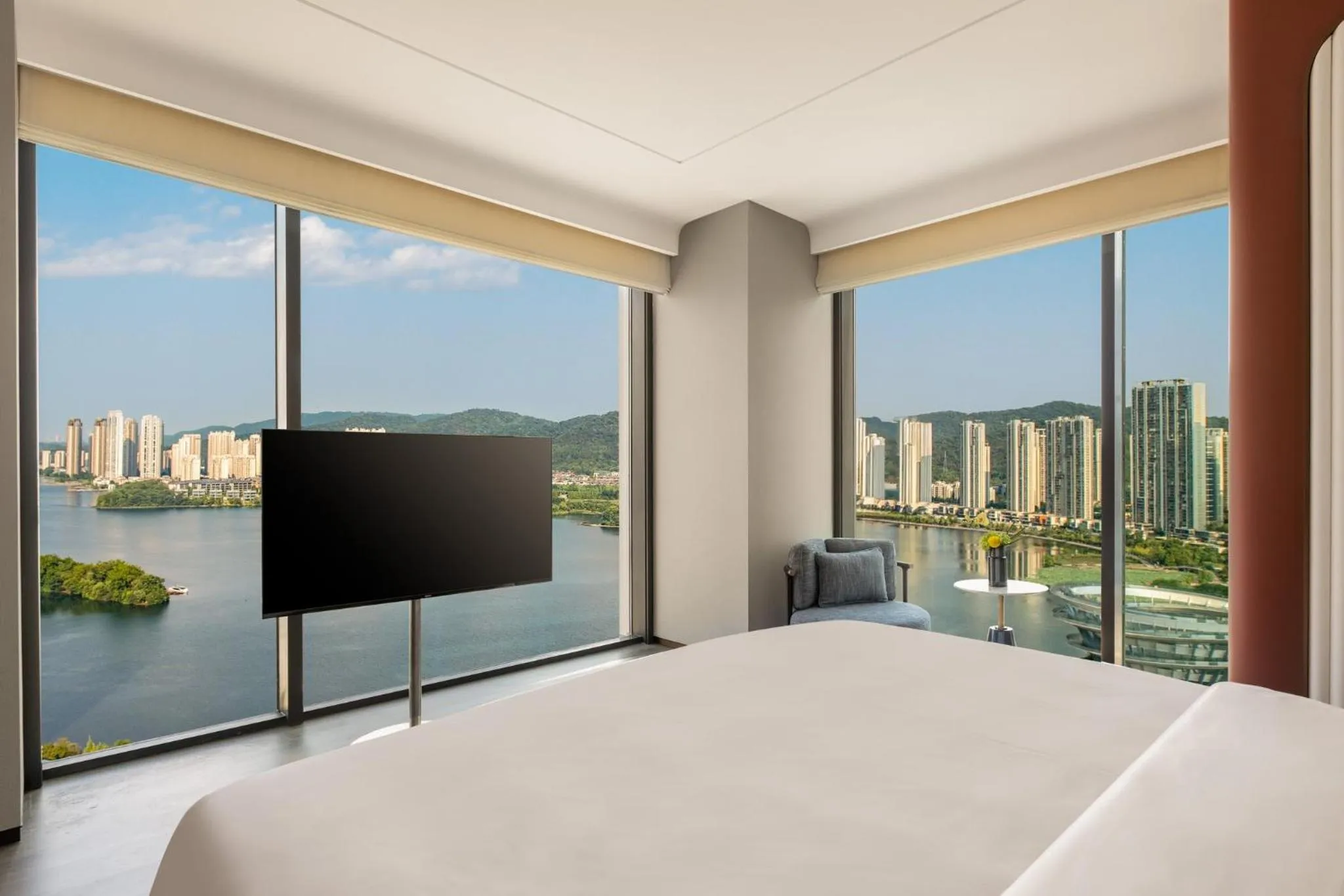 Photo of the whole room, Bed in Hotel Indigo Changsha Meixi Lake