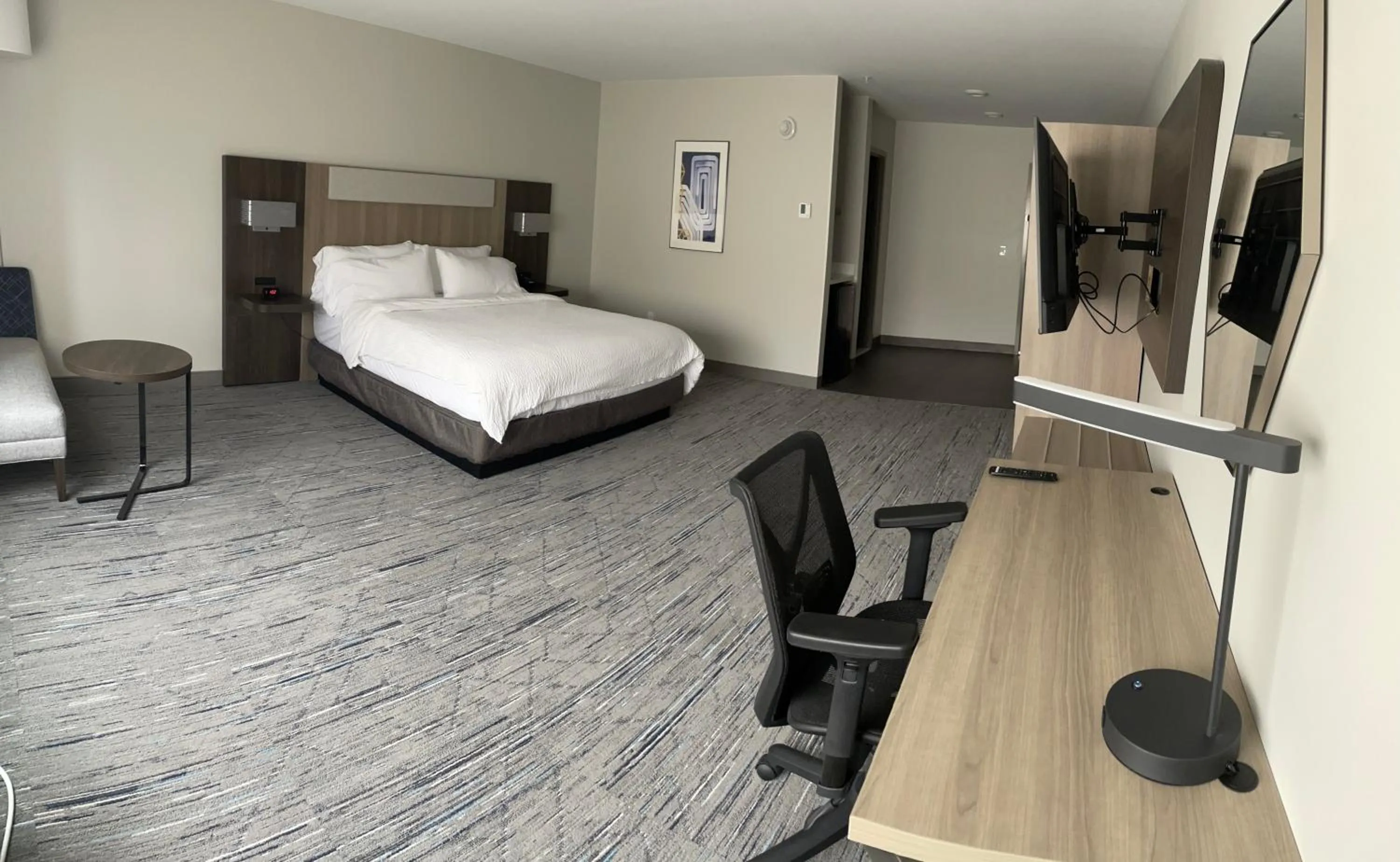 Bedroom, Bed in Holiday Inn Express & Suites Muskegon - Grand Haven by IHG