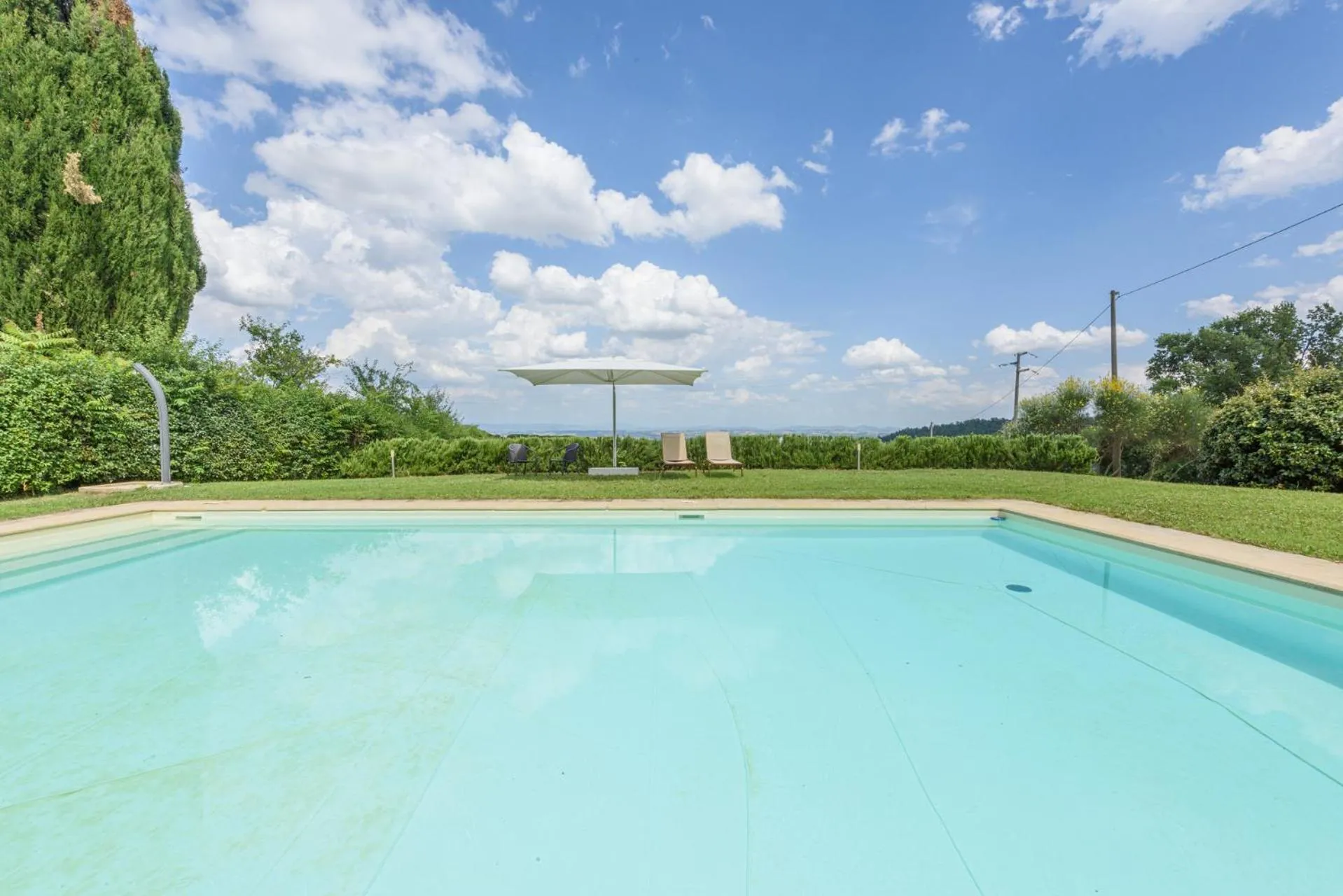 Swimming pool in Villa Boschetto by Mmega