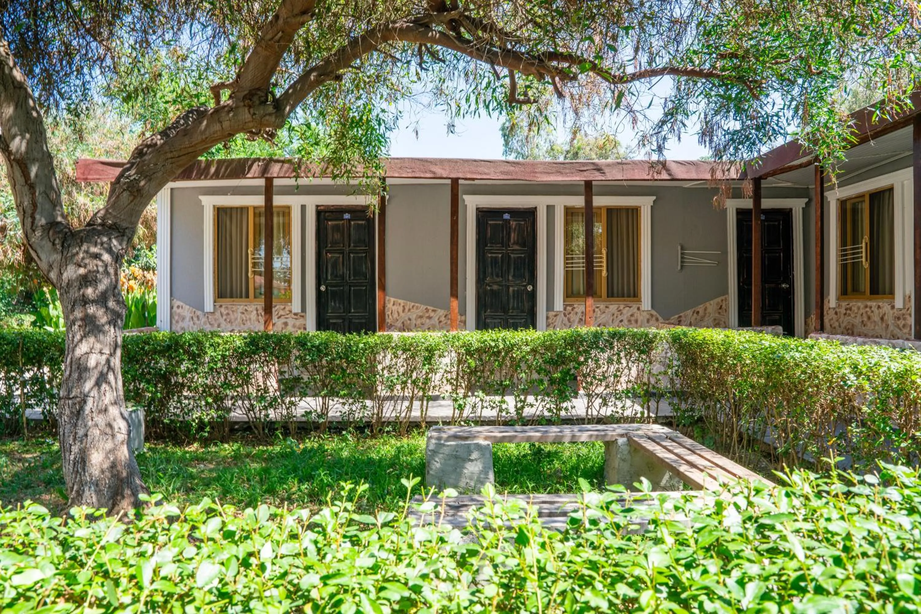 Garden view in Aperion Beach Hotel Side