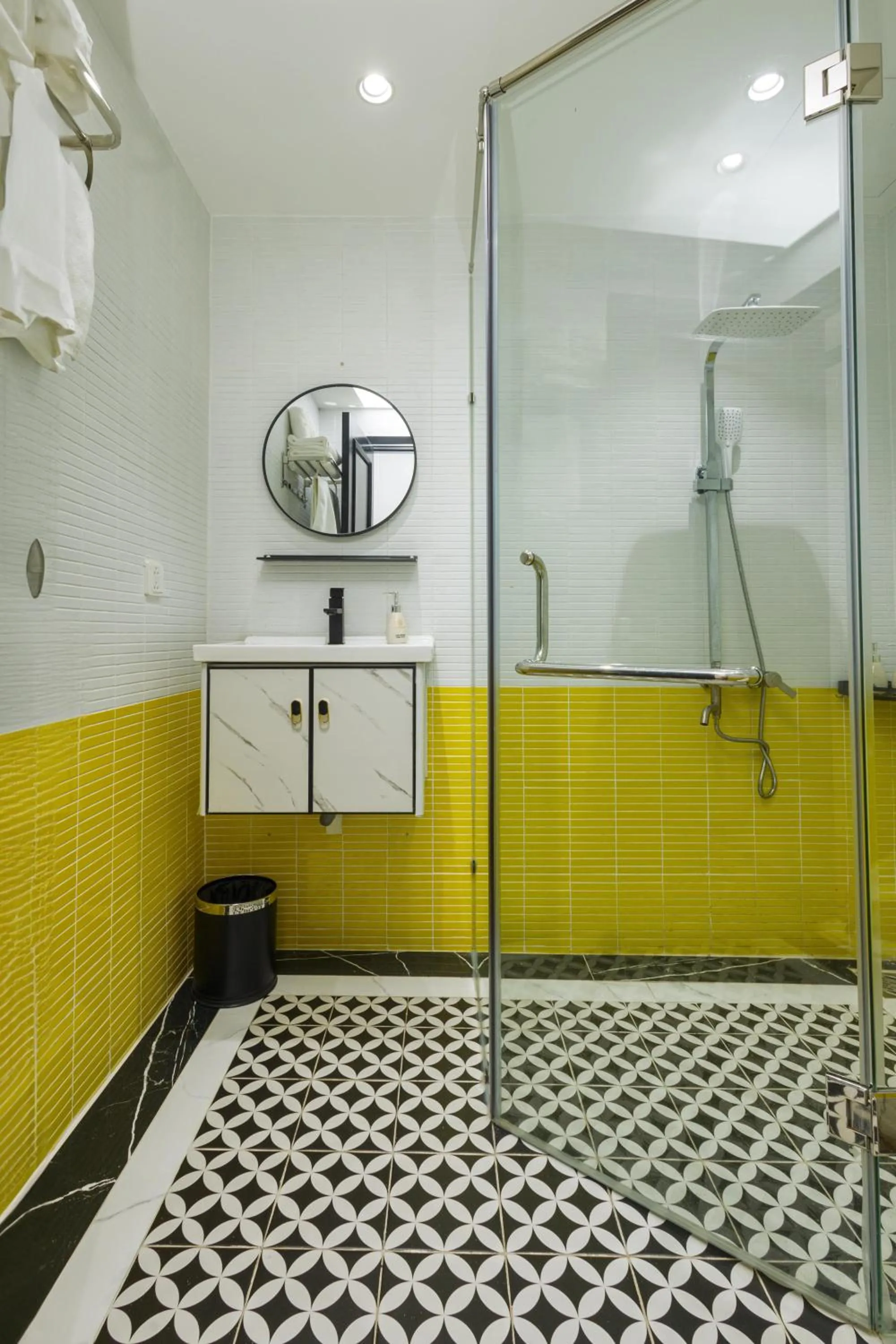 Shower in De Stefano Coffee and Hotel