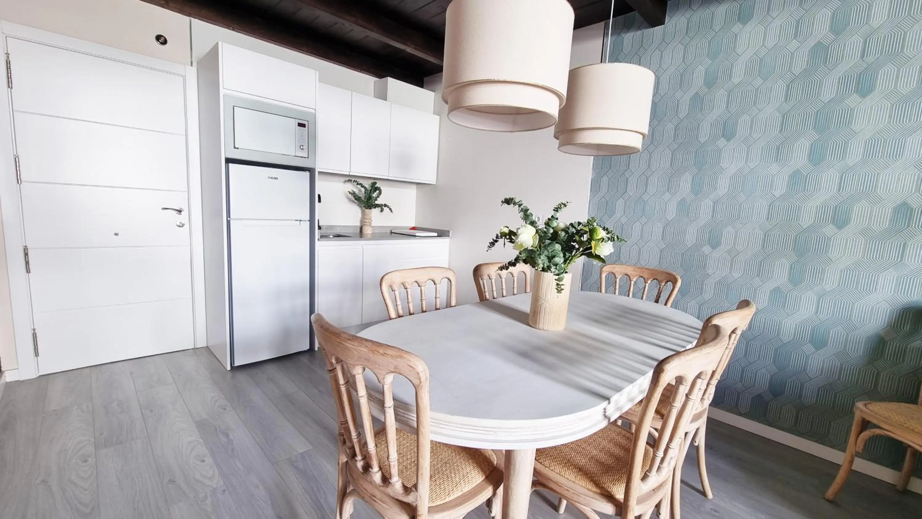 Kitchen or kitchenette in Apartamentos Albaicín Centro Suites 3000