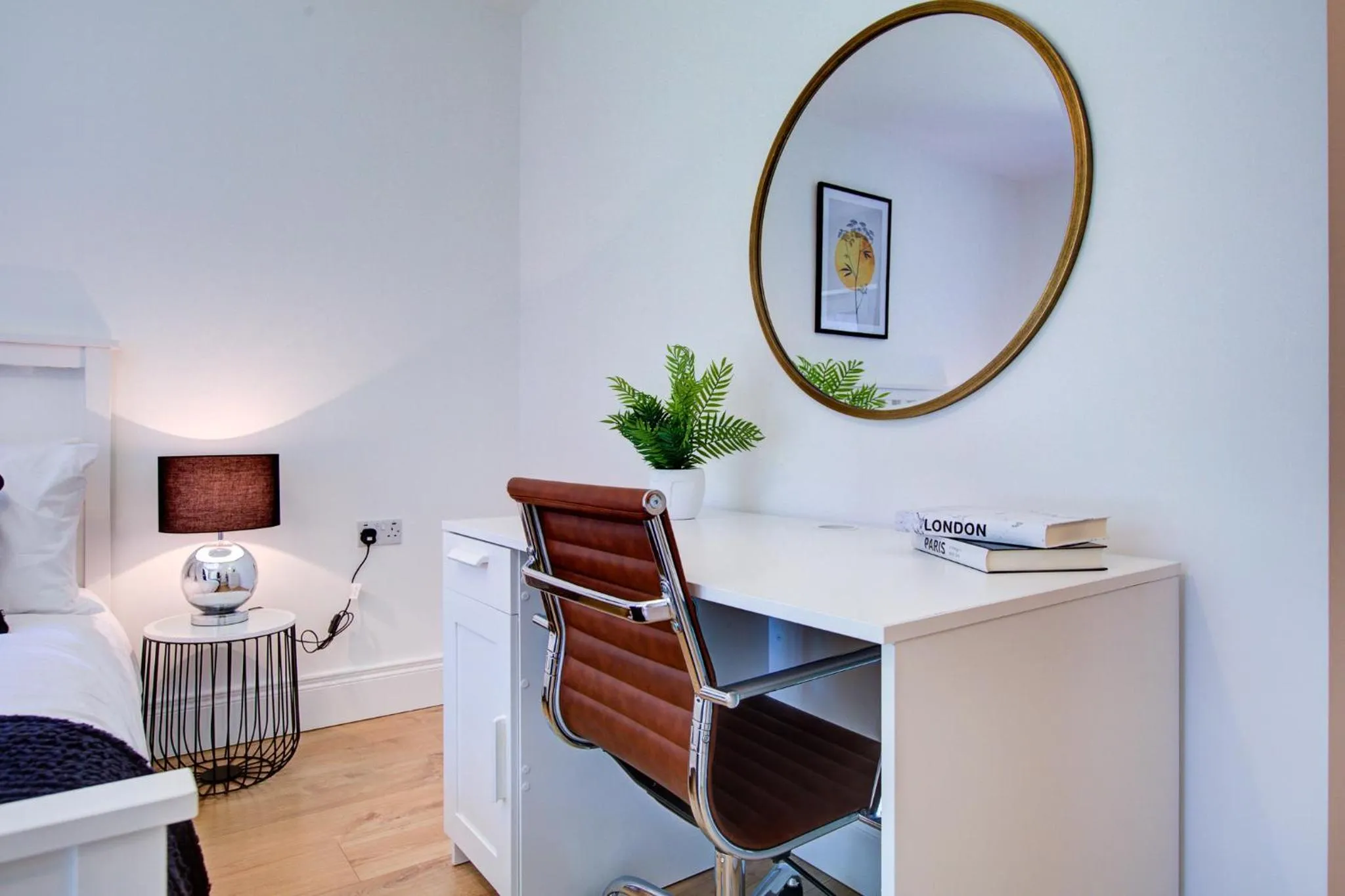 hair dresser in Hybrid Resi - London, New Malden near Richmond - Wimbledon