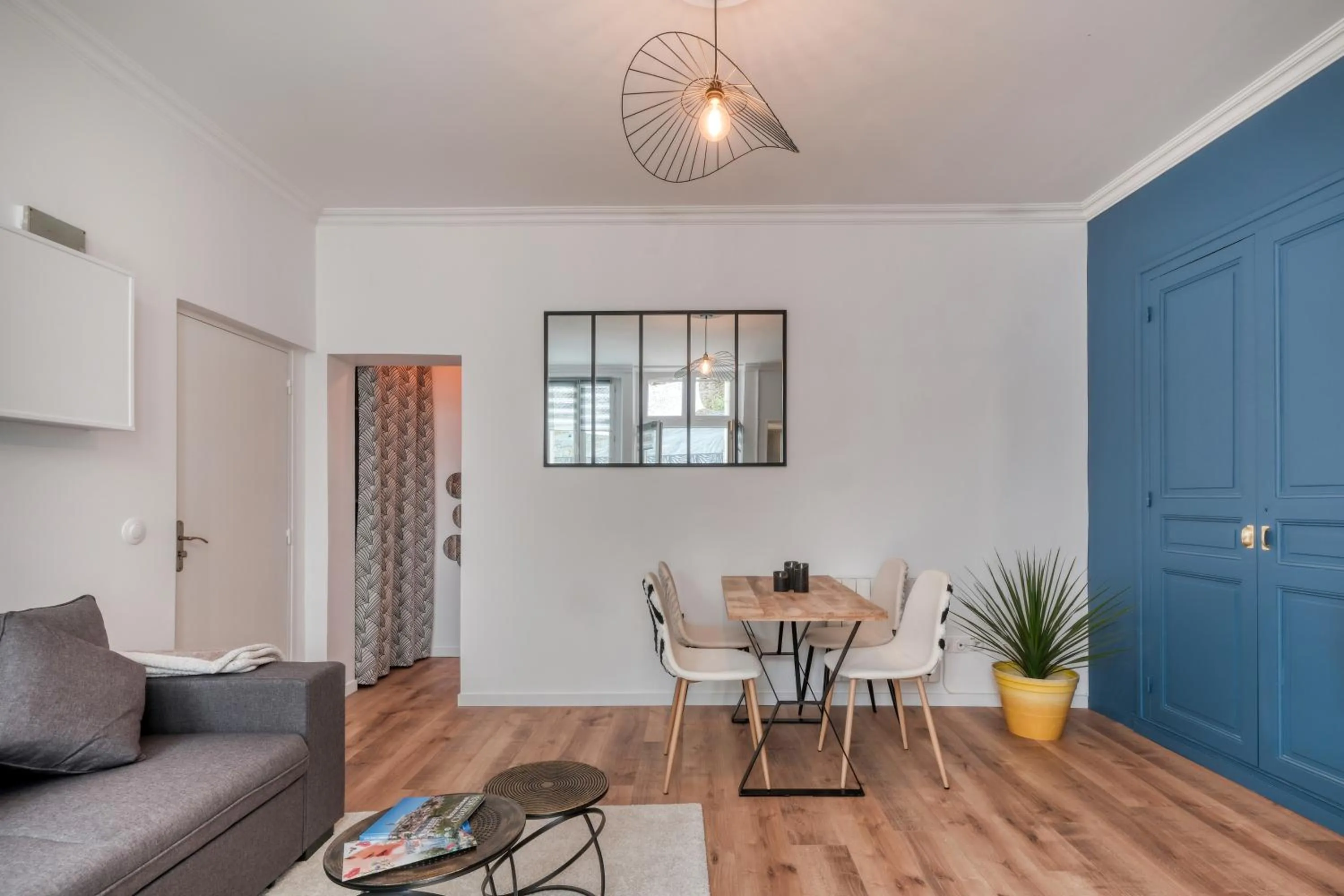 Living room in Superbe 2 pièces avec Jacuzzi privatif face Gare Proche Cathédrale