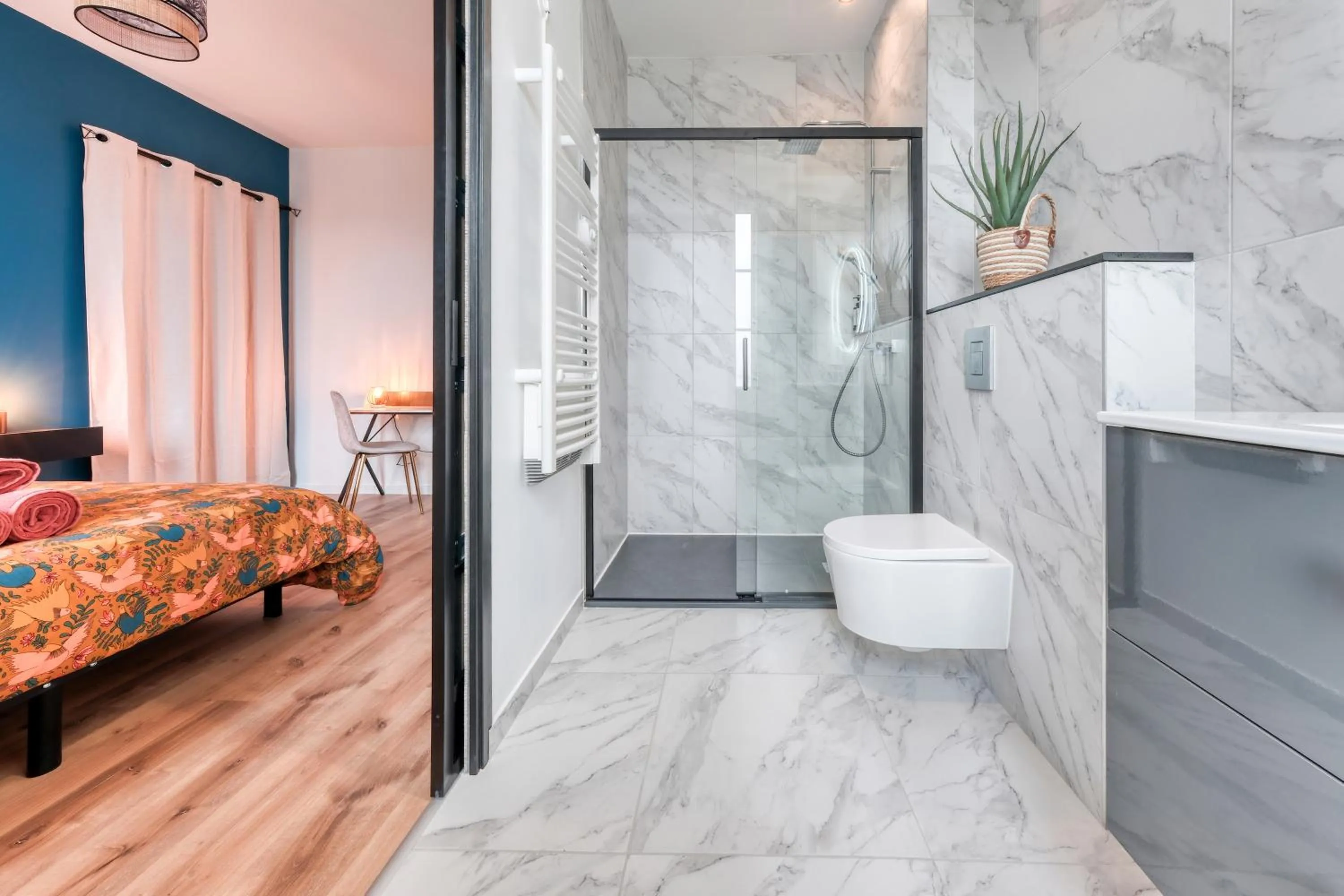 Shower, Bed in Superbe 2 pièces avec Jacuzzi privatif face Gare Proche Cathédrale