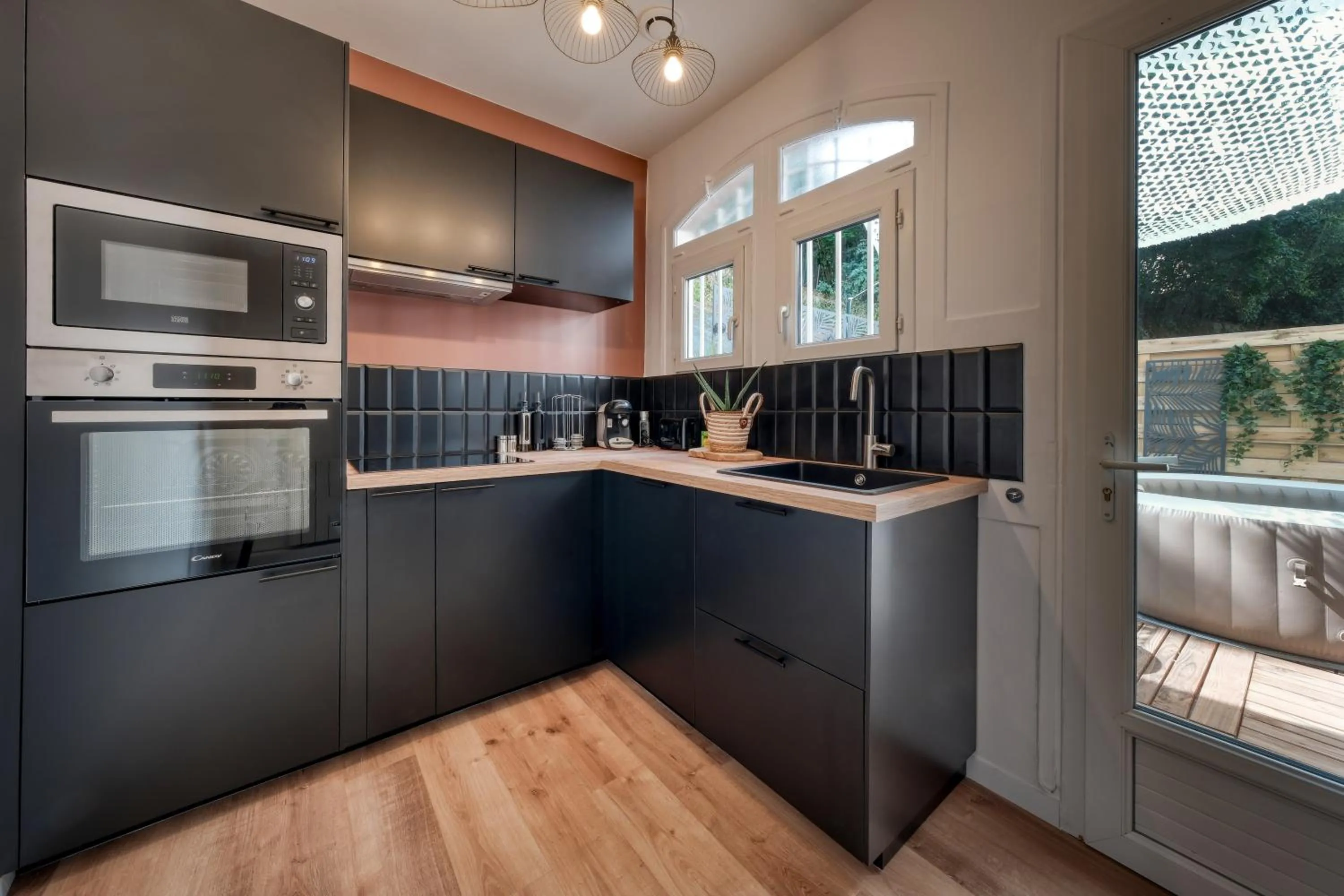 stove in Superbe 2 pièces avec Jacuzzi privatif face Gare Proche Cathédrale