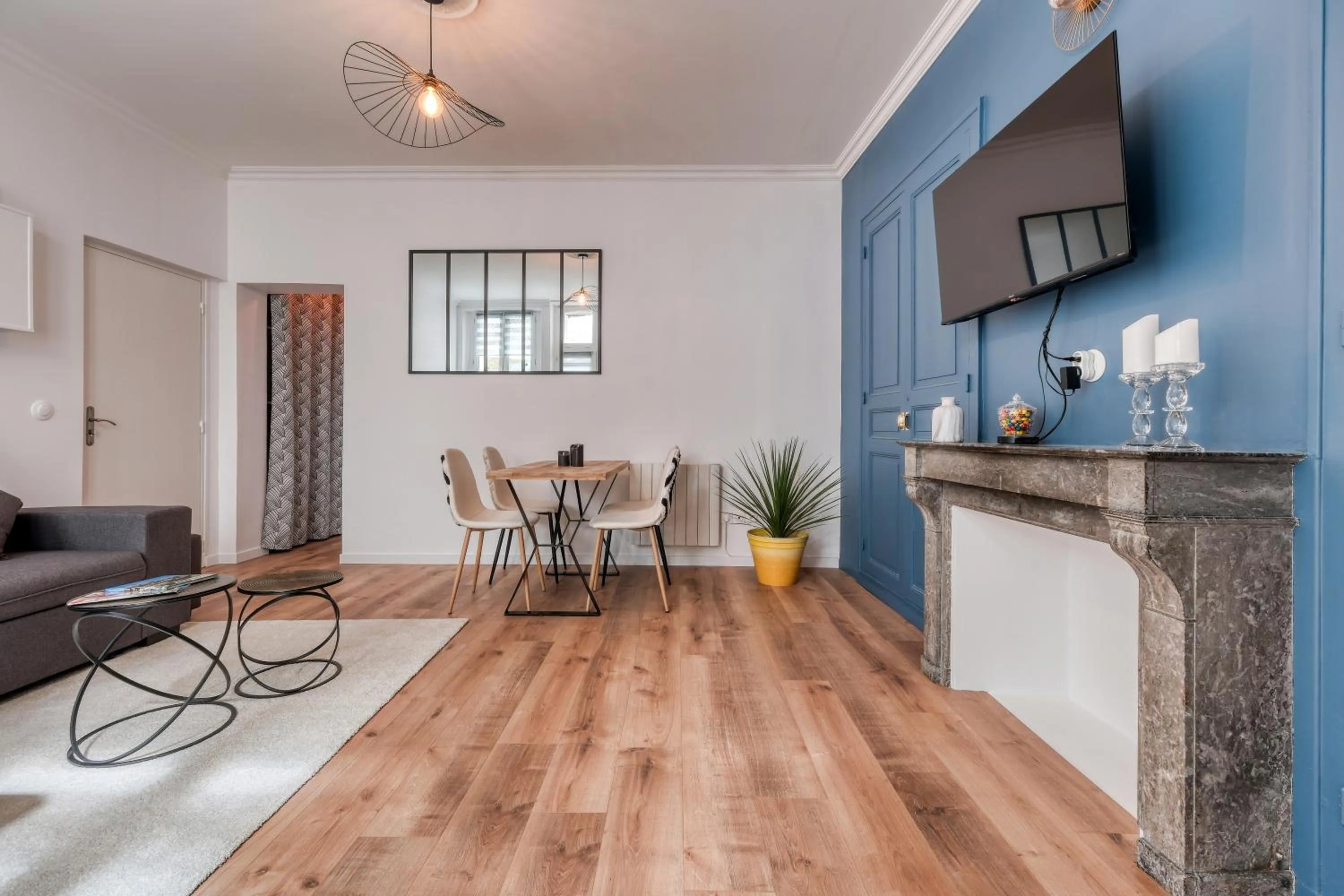 TV and multimedia in Superbe 2 pièces avec Jacuzzi privatif face Gare Proche Cathédrale