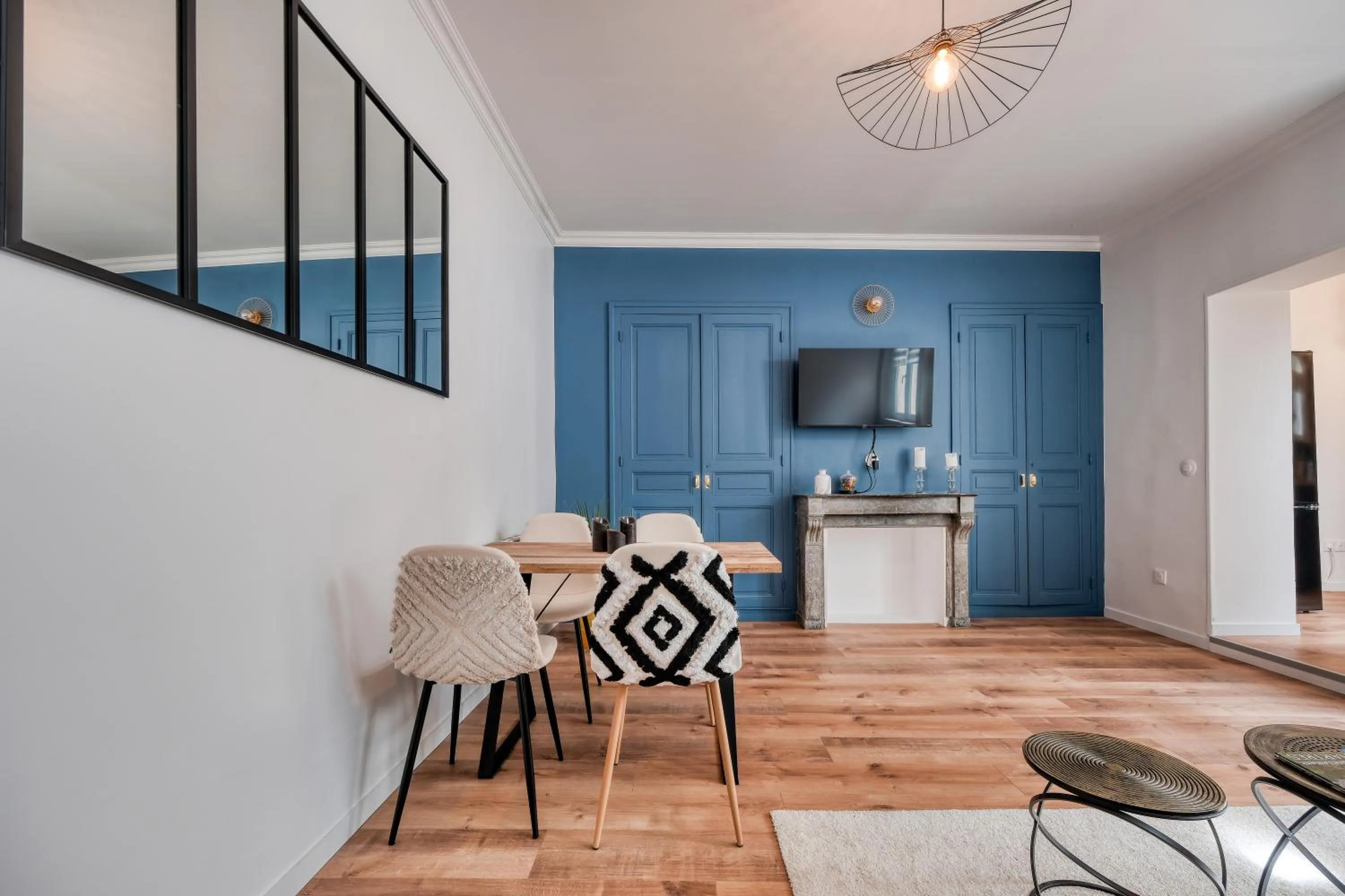 Living room in Superbe 2 pièces avec Jacuzzi privatif face Gare Proche Cathédrale