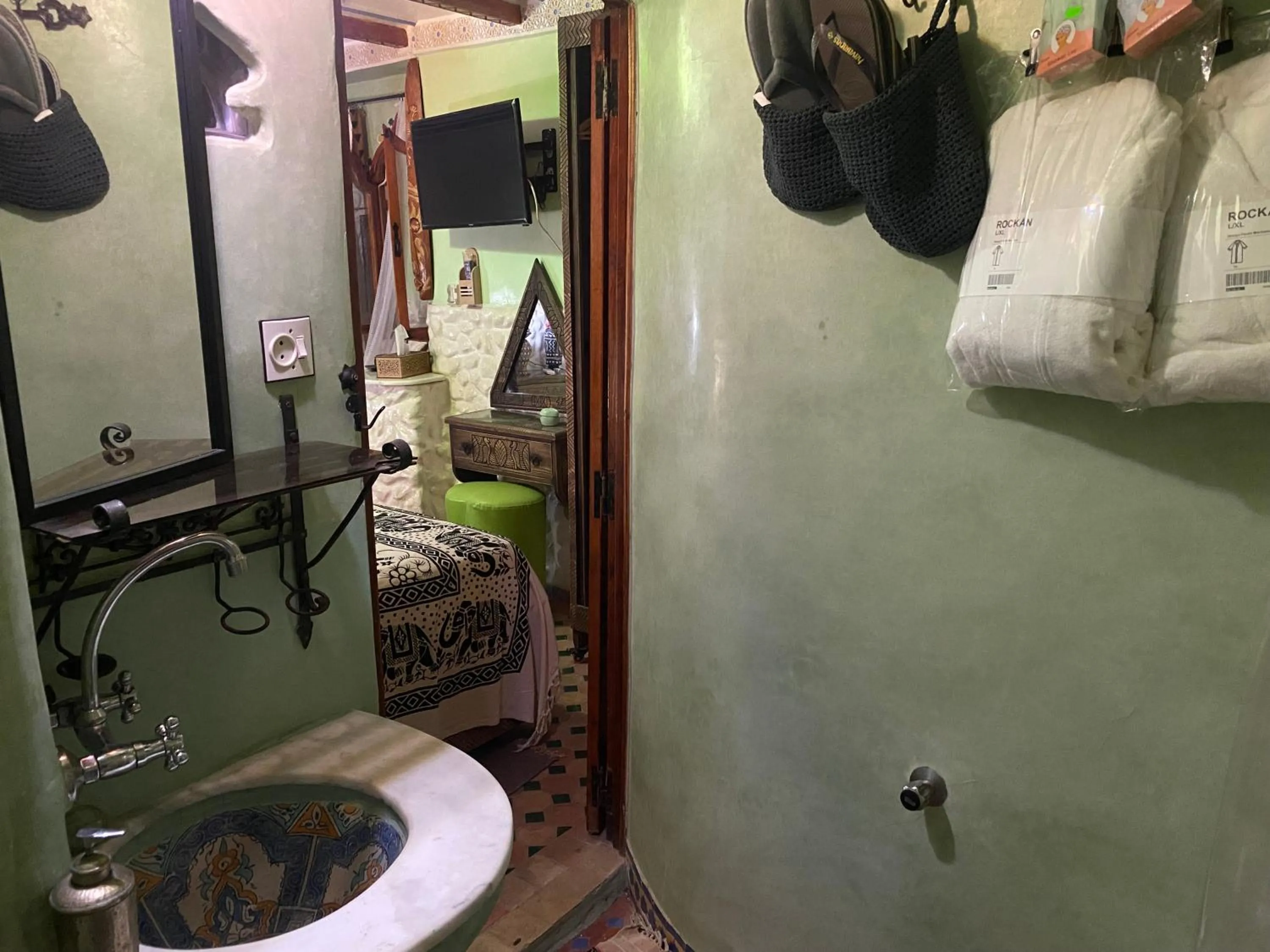 Shower in Riad Azurite