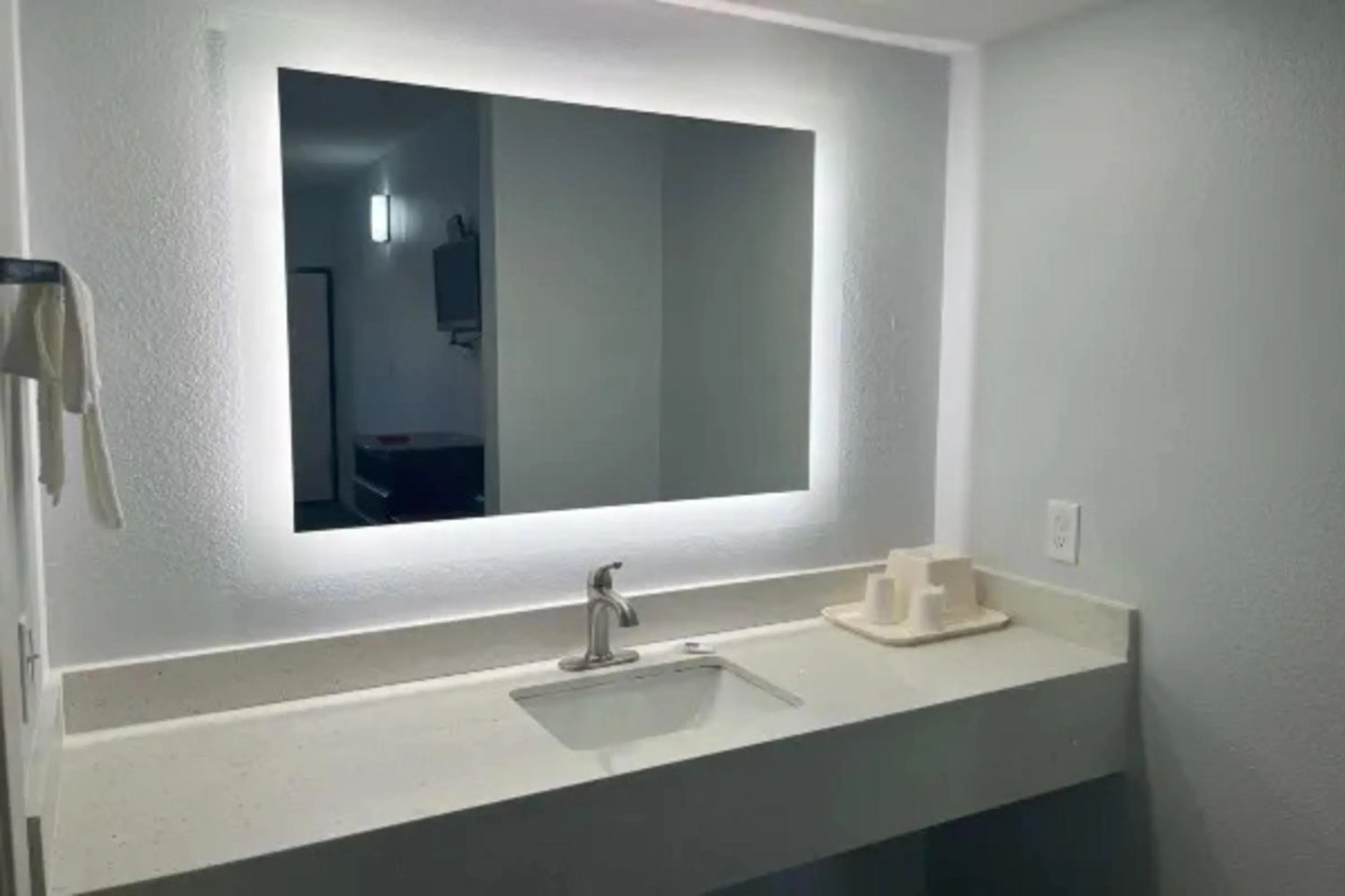 Bathroom in Motel 6 Cleveland, MS – Delta State University