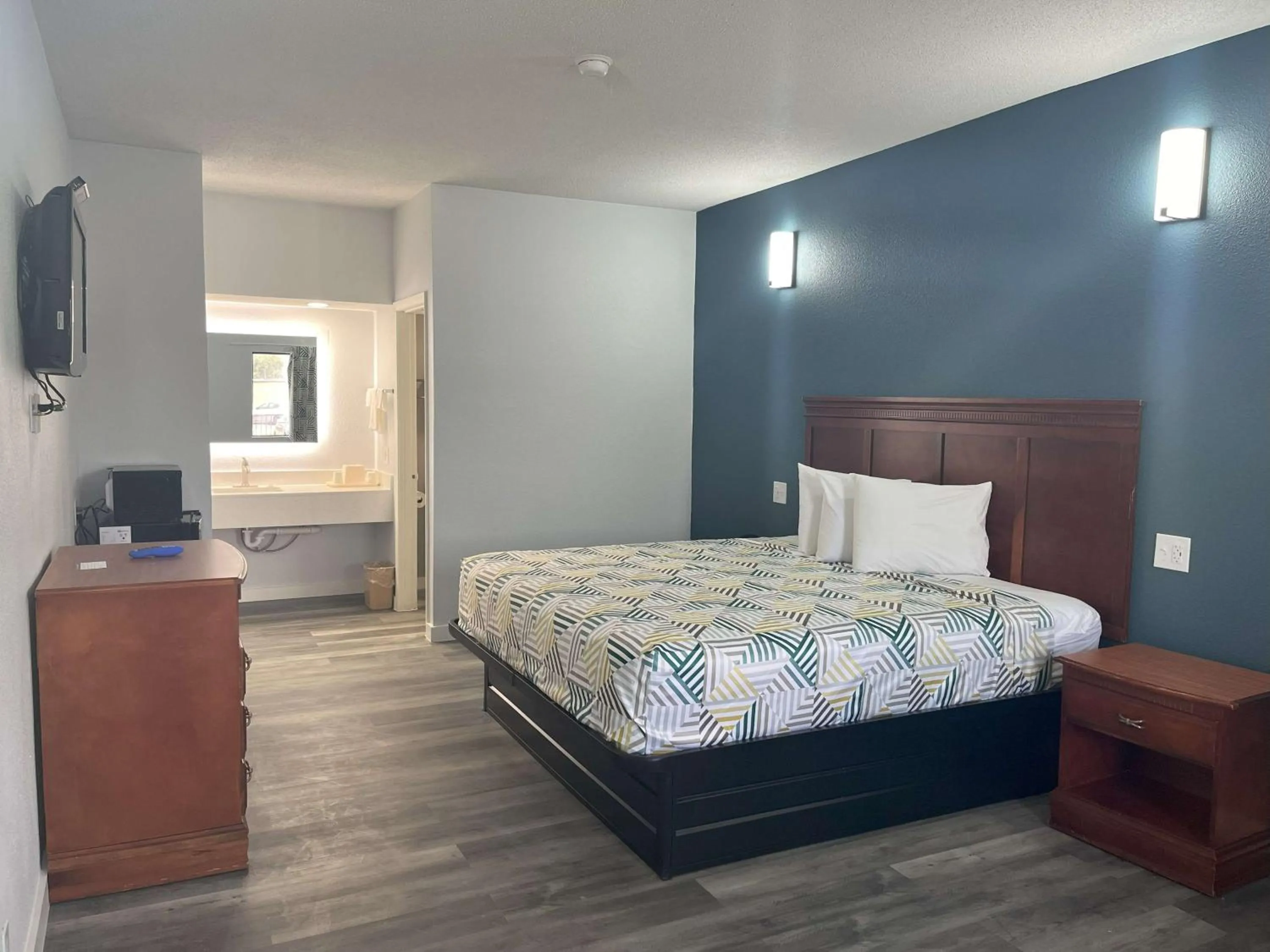 Bedroom, Bed in Rodeway Inn