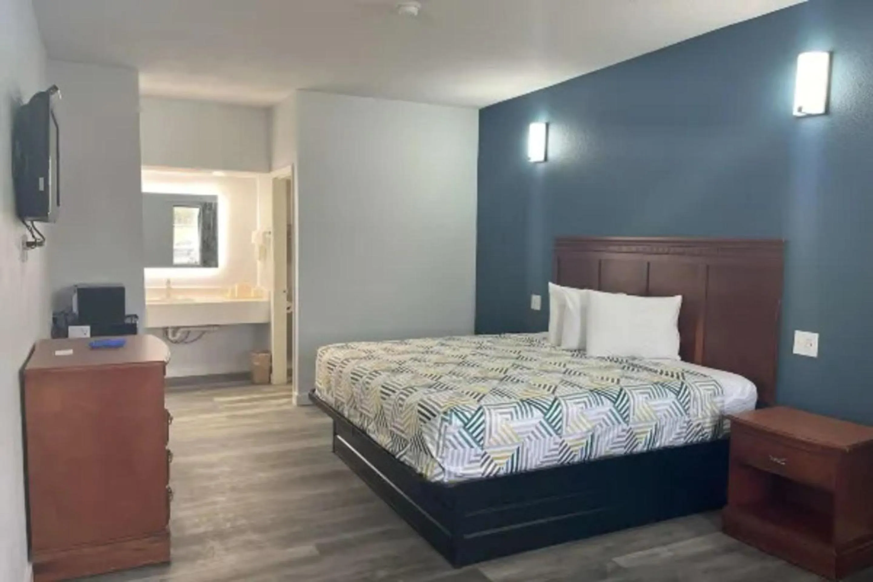 Bed in Motel 6 Cleveland, MS – Delta State University