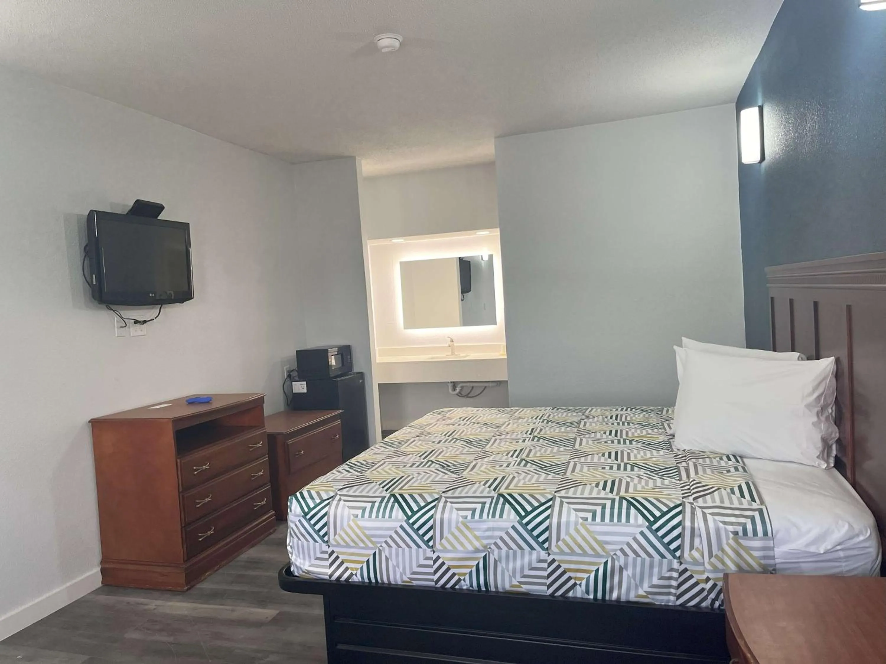 Bedroom, Bed in Rodeway Inn