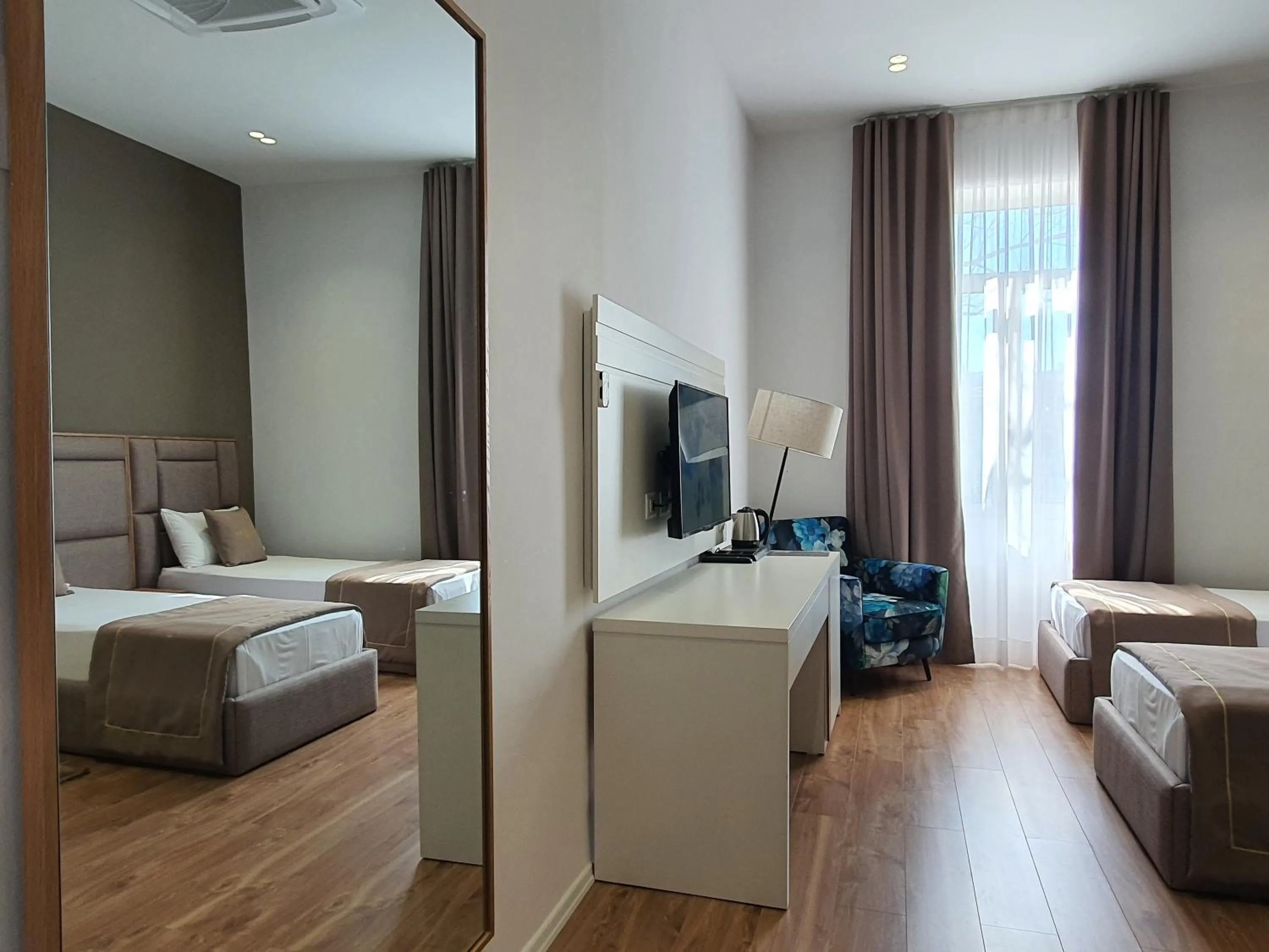 hair dresser, Bed in HEIRESS Hotel