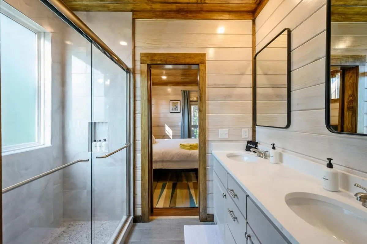 Family-friendly Broken Bow Cabin - Spa, Game Room