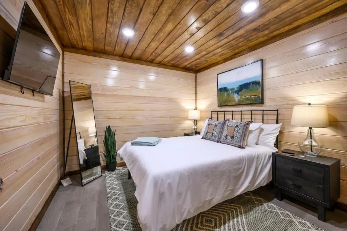 Family-friendly Broken Bow Cabin - Spa, Game Room