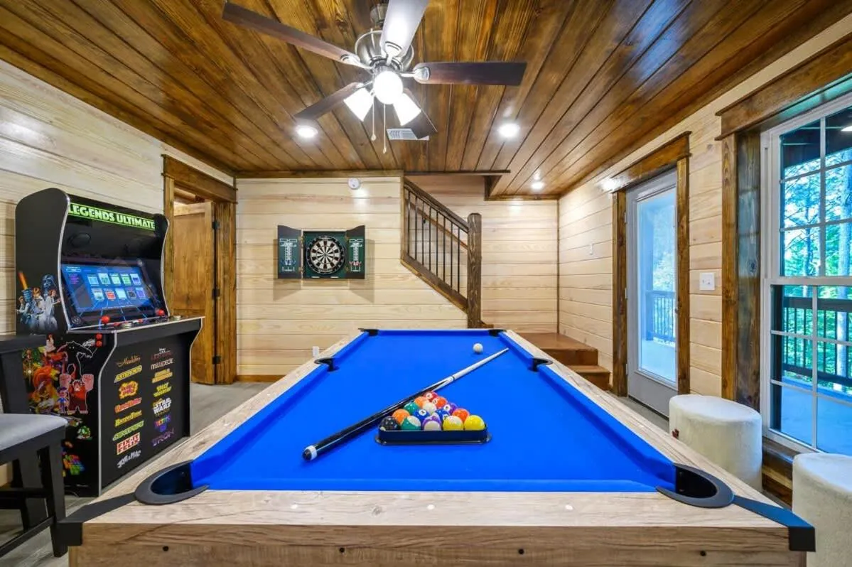 Family-friendly Broken Bow Cabin - Spa, Game Room