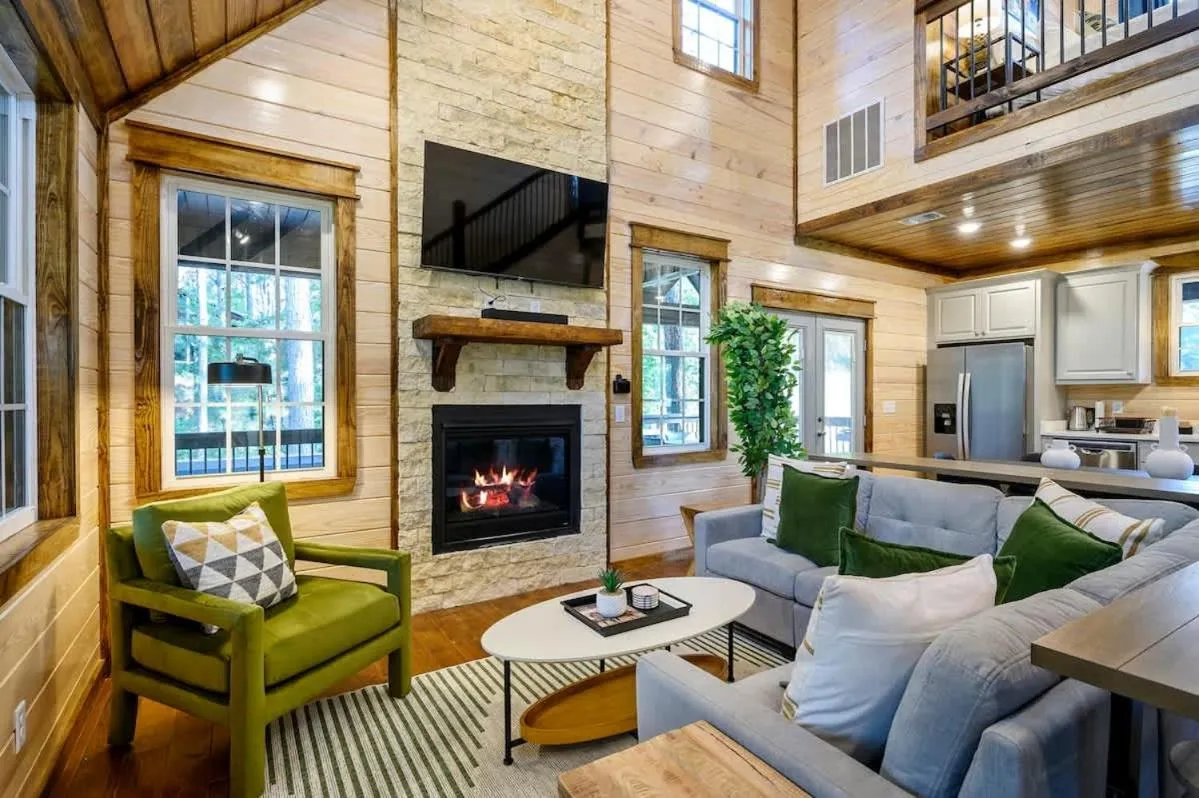 Family-friendly Broken Bow Cabin - Spa, Game Room