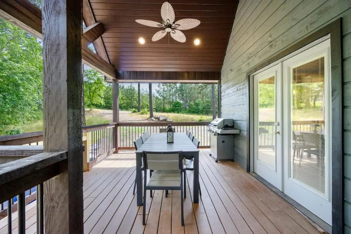 Family-friendly Broken Bow Cabin - Spa, Game Room