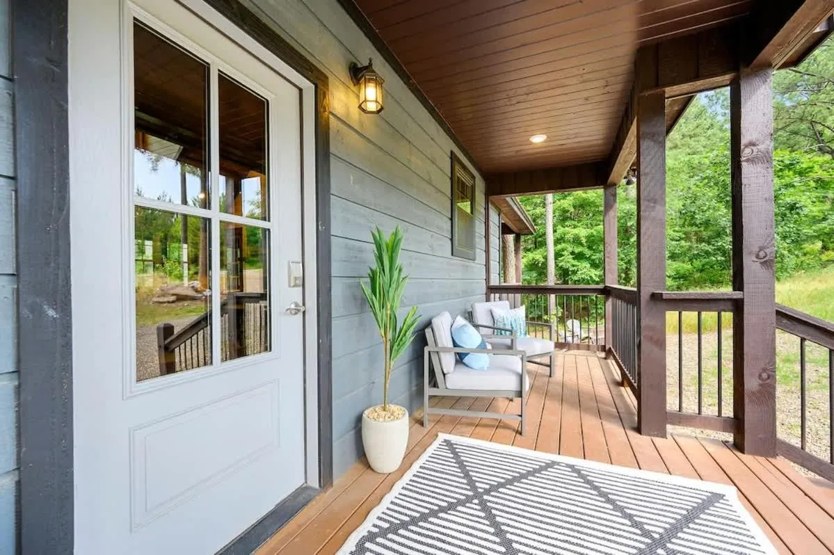 Family-friendly Broken Bow Cabin - Spa, Game Room