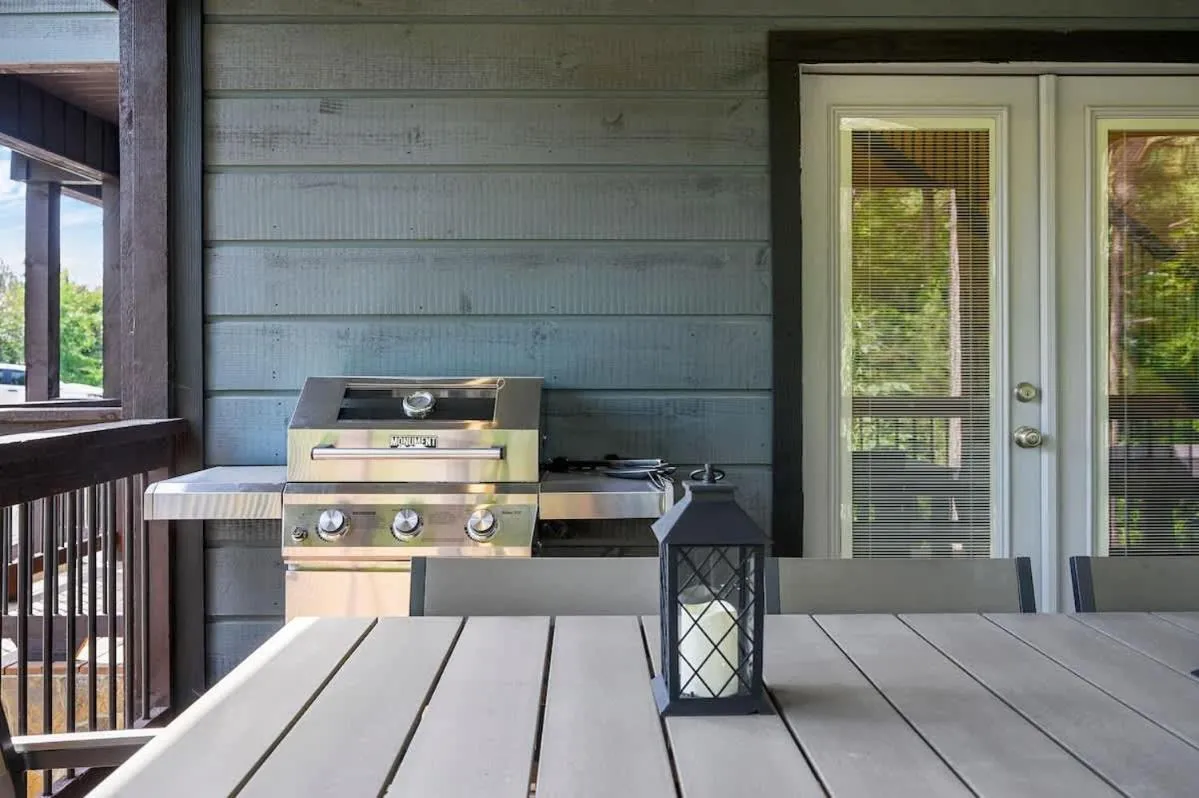 Family-friendly Broken Bow Cabin - Spa, Game Room