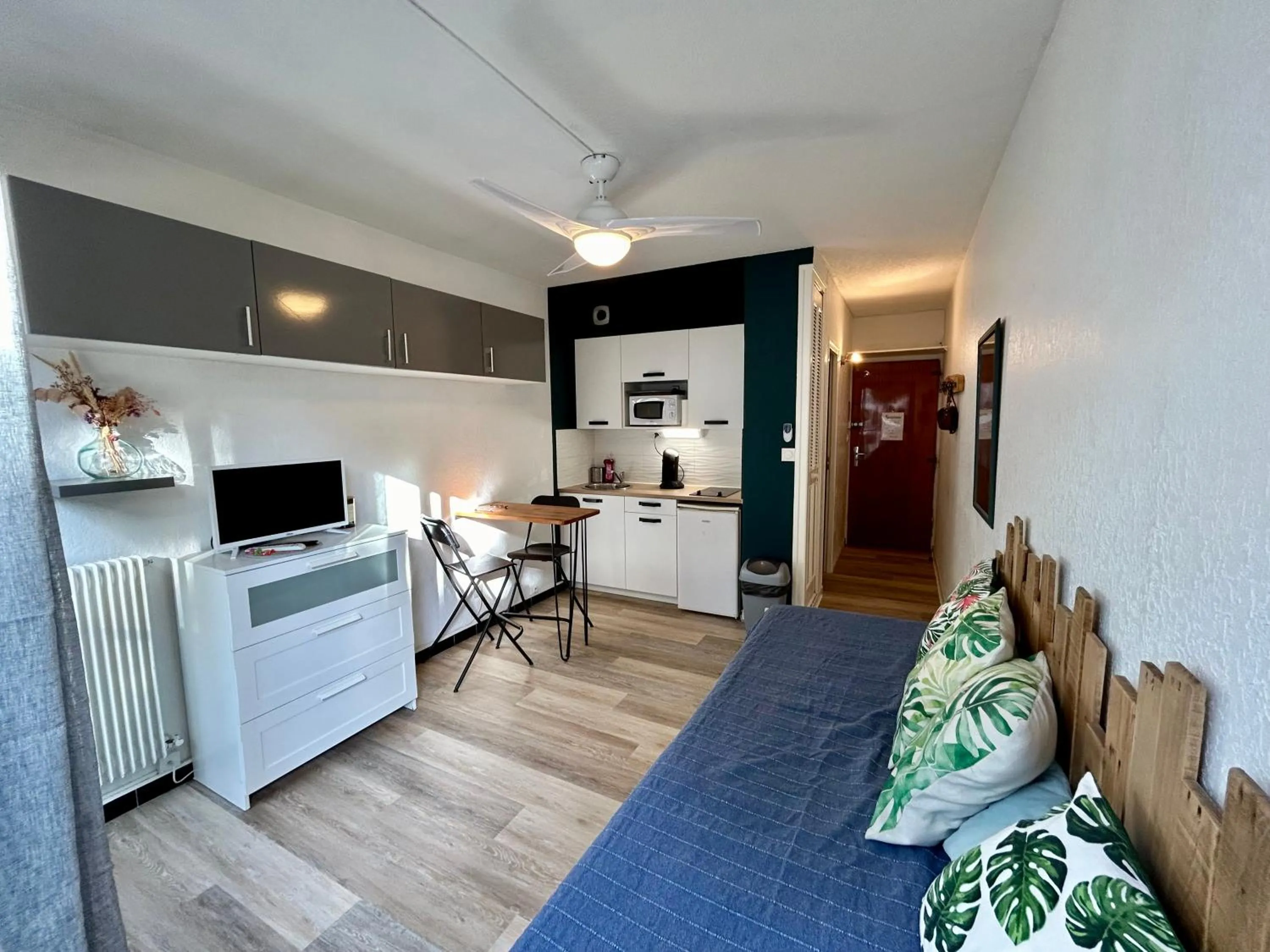 AStudio Lumineux à la plage, situation idéale commerces, bateaux ,restaurant à 20 m , Plage à 50 m, idéal pour un séjour reposant