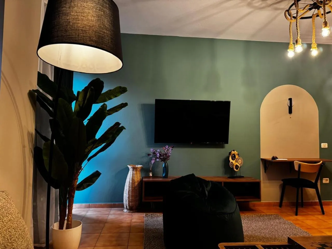 TV and multimedia in Boho Central Apartment