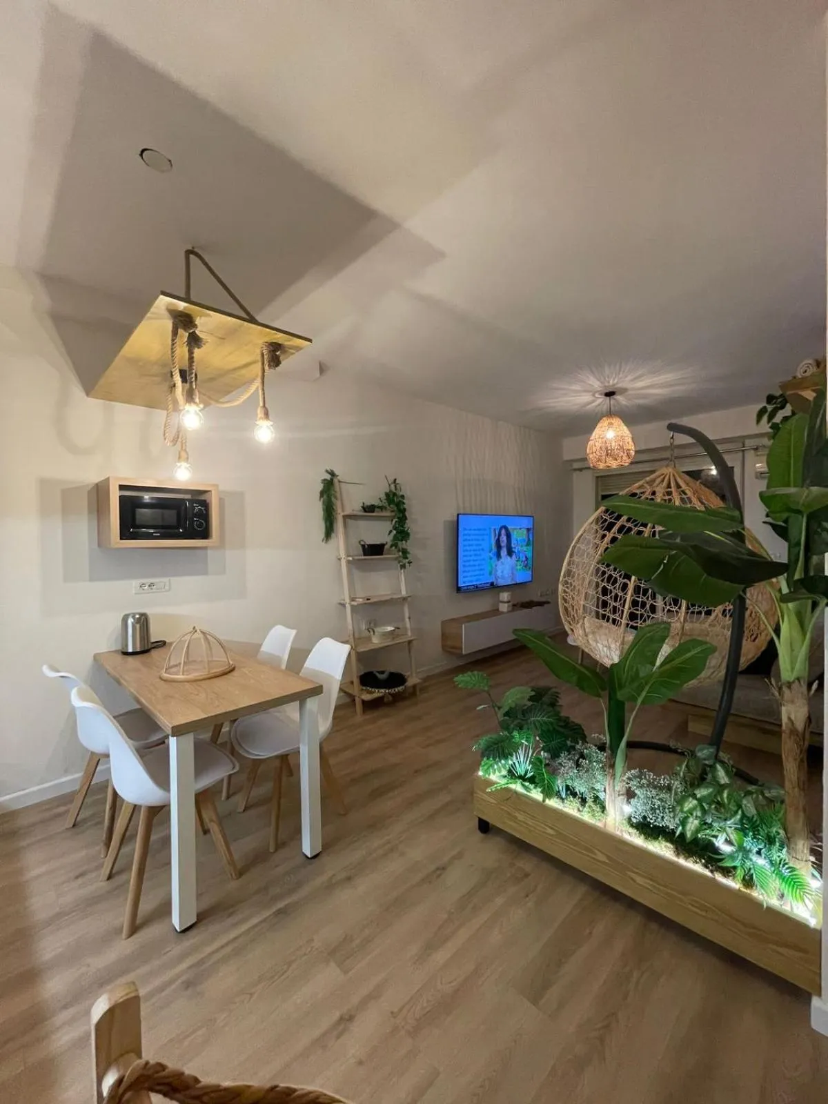 TV and multimedia in Boho Central Apartment