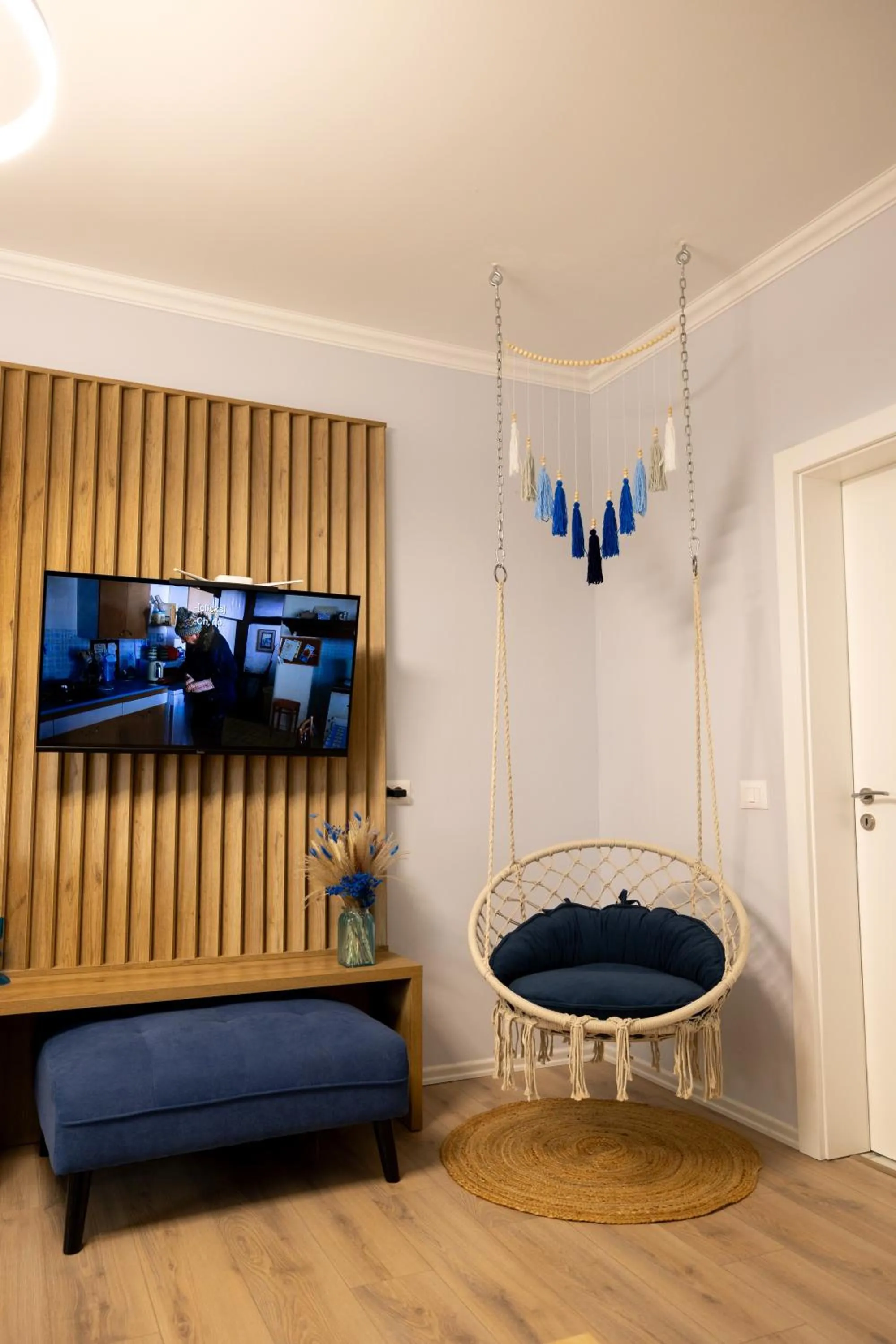 TV and multimedia in Boho Central Apartment