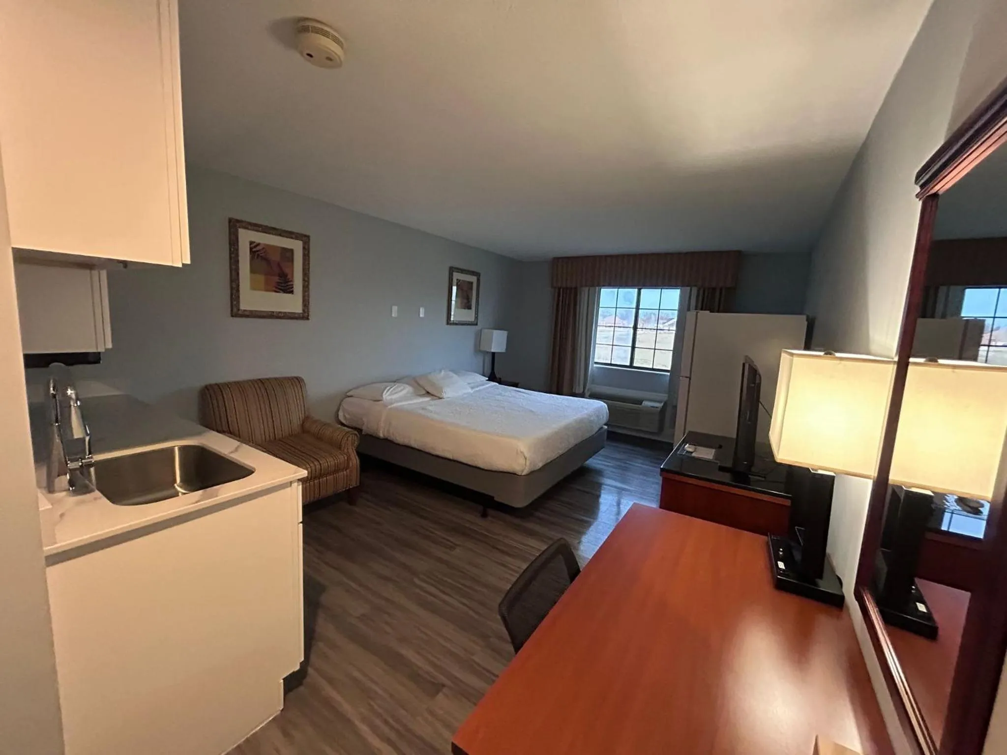 Kitchen or kitchenette, Bed in My Hometown Inn