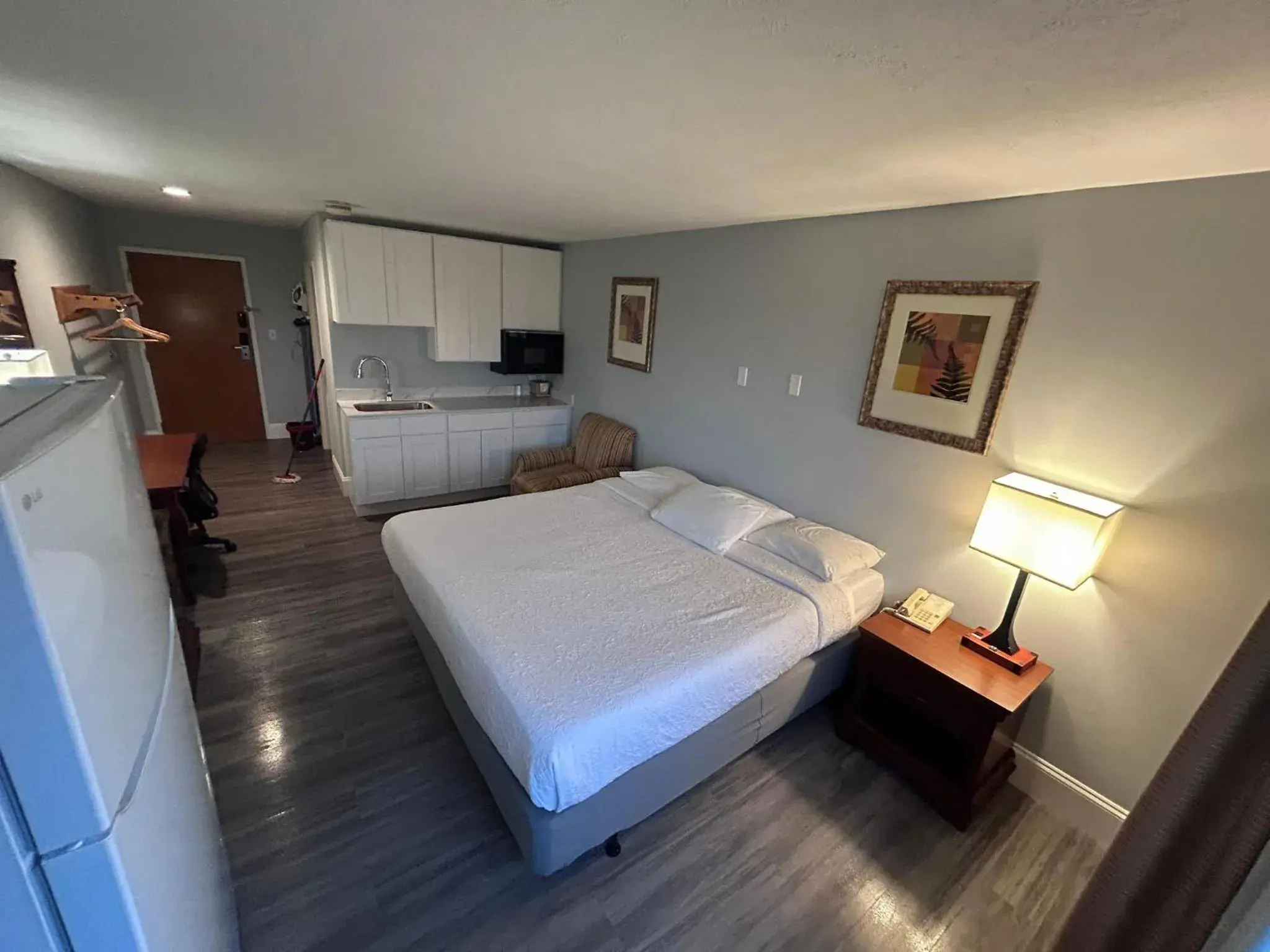 Superior King Room - single occupancy in My Hometown Inn Superior King Room - single occupancy in My Hometown Inn